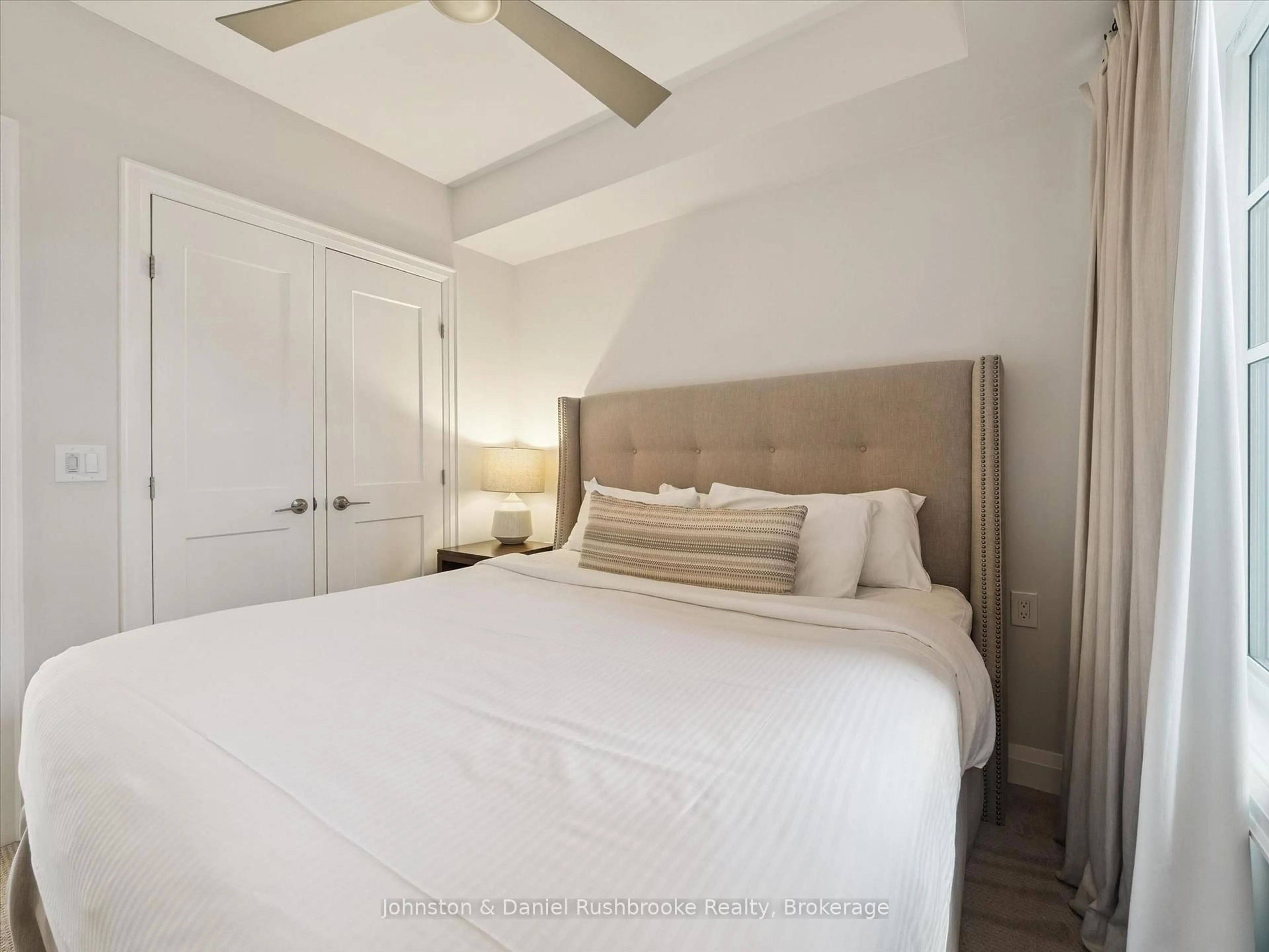 Bedroom with bed, unknown for 1869 Muskoka Road 118 W Highway #BTVE104, Muskoka Lakes Ontario P1L 1W8