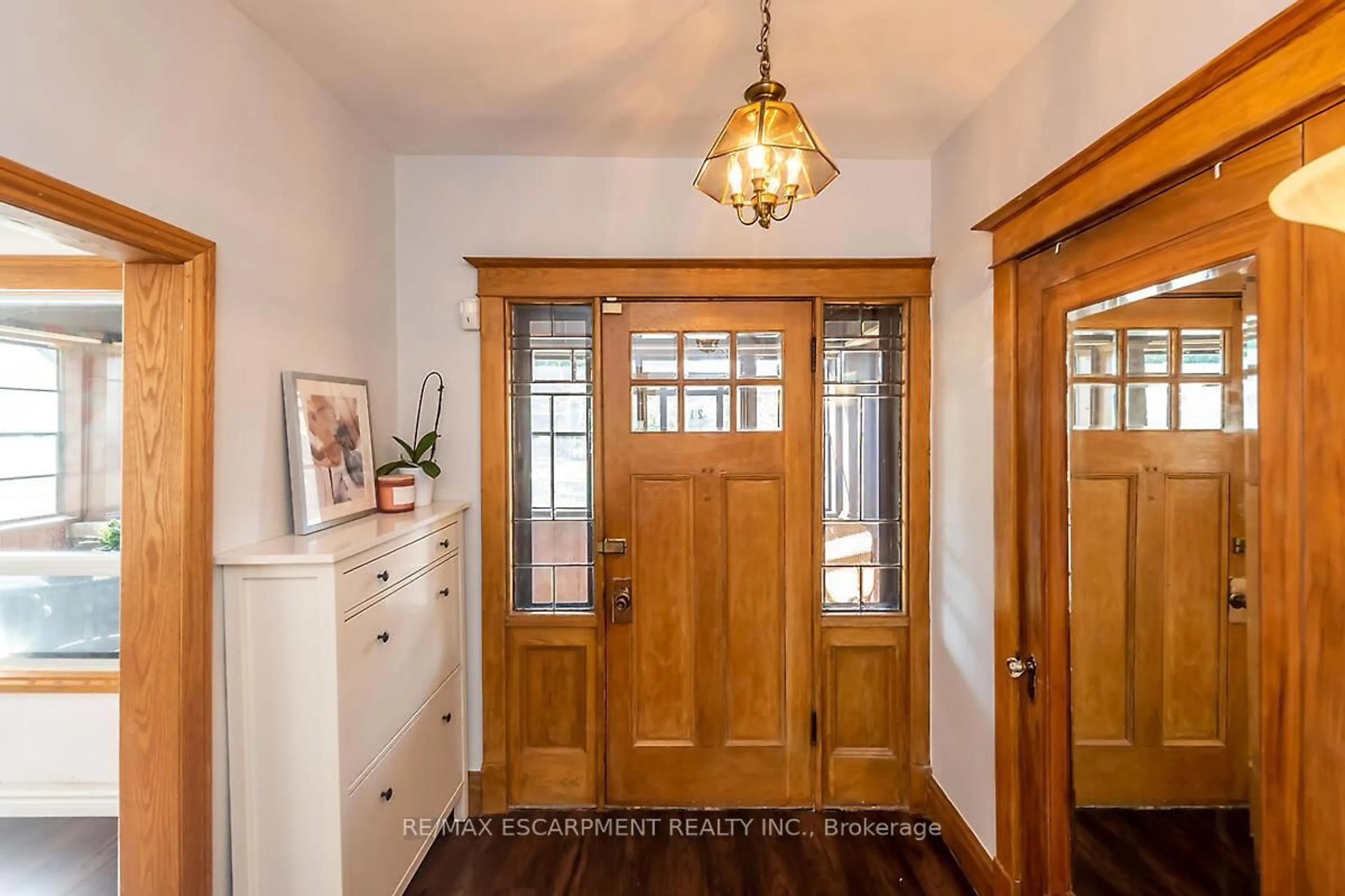Indoor entryway for 219 St. Clair Blvd, Hamilton Ontario L8M 2N9