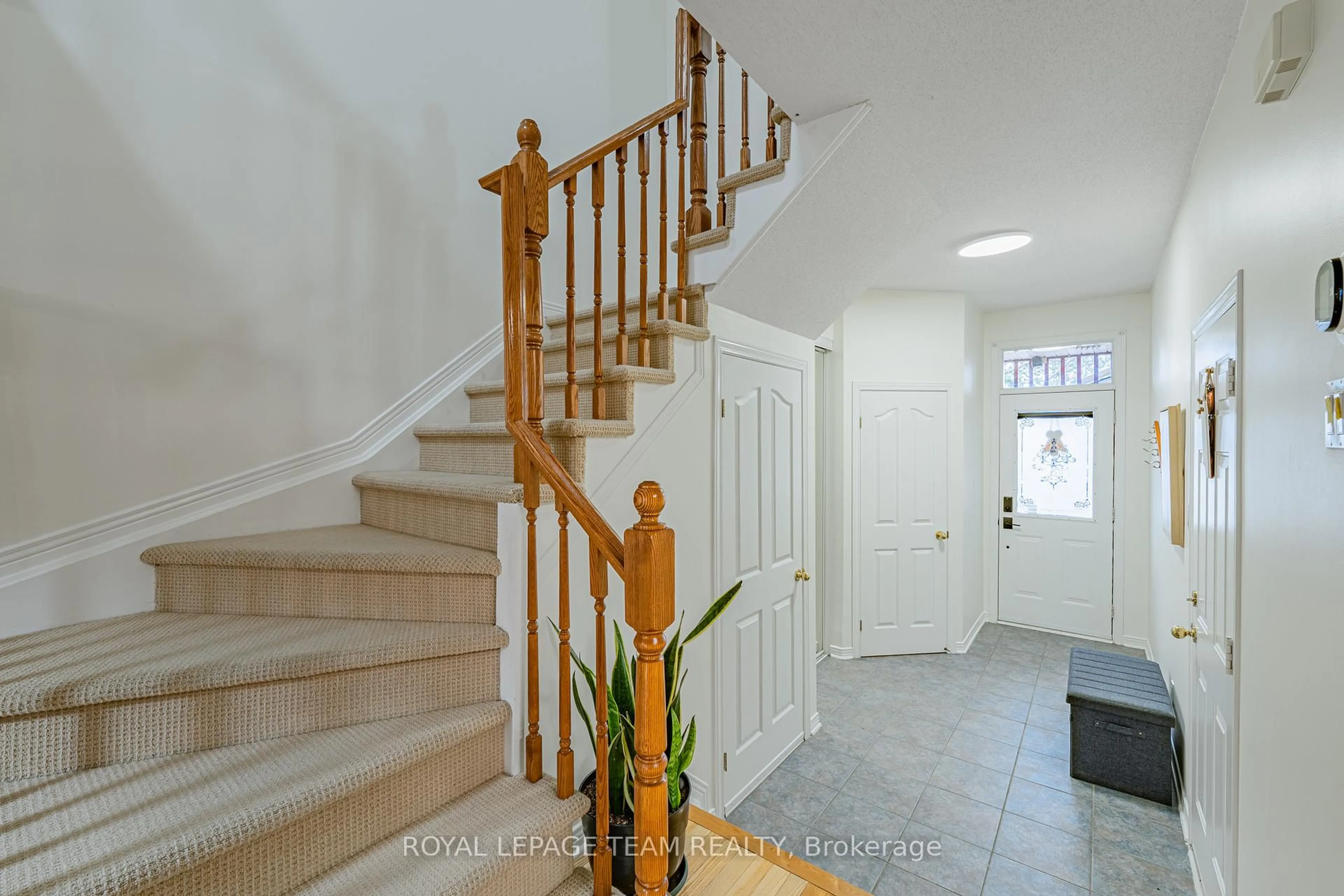 Indoor entryway for 66 Gray Cres, Ottawa Ontario K2K 3L2