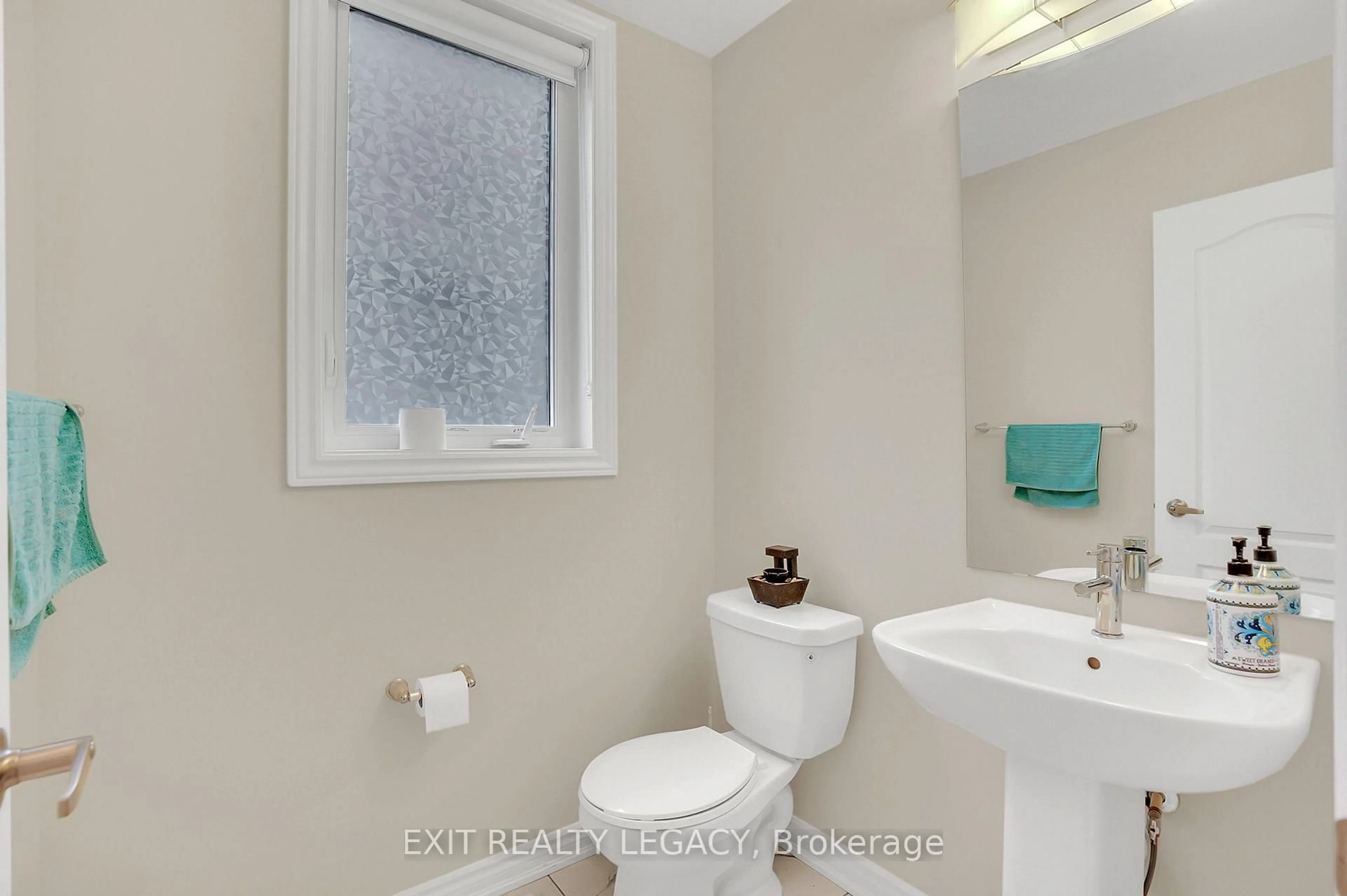 Standard bathroom, ceramic/tile floor for 15 Sun Haven Lane, Thorold Ontario L2V 0K6