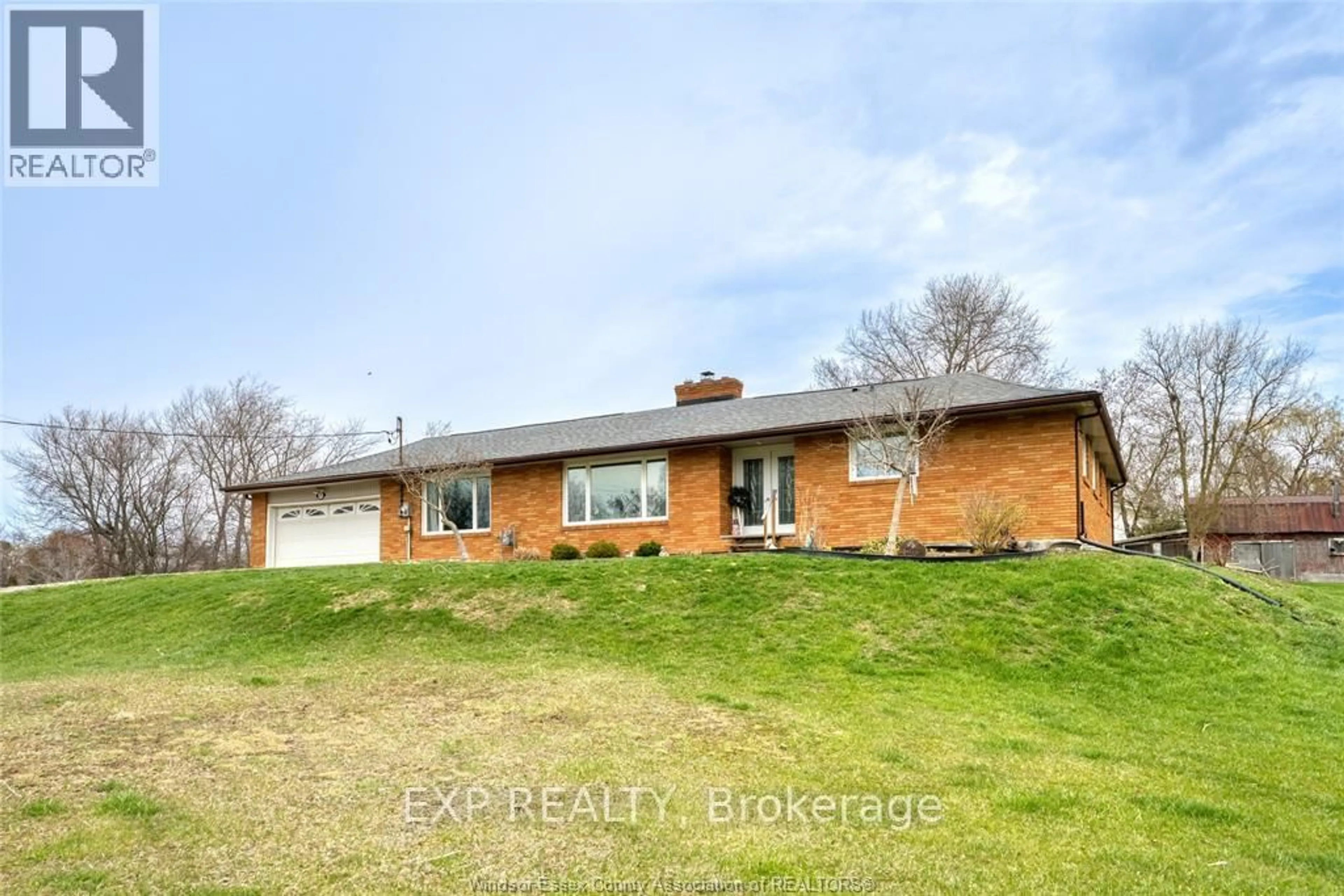 A pic from outside/outdoor area/front of a property/back of a property/a pic from drone, unknown for 1235 Gesto Sideroad Sdrd, Essex Ontario N8M 2X6