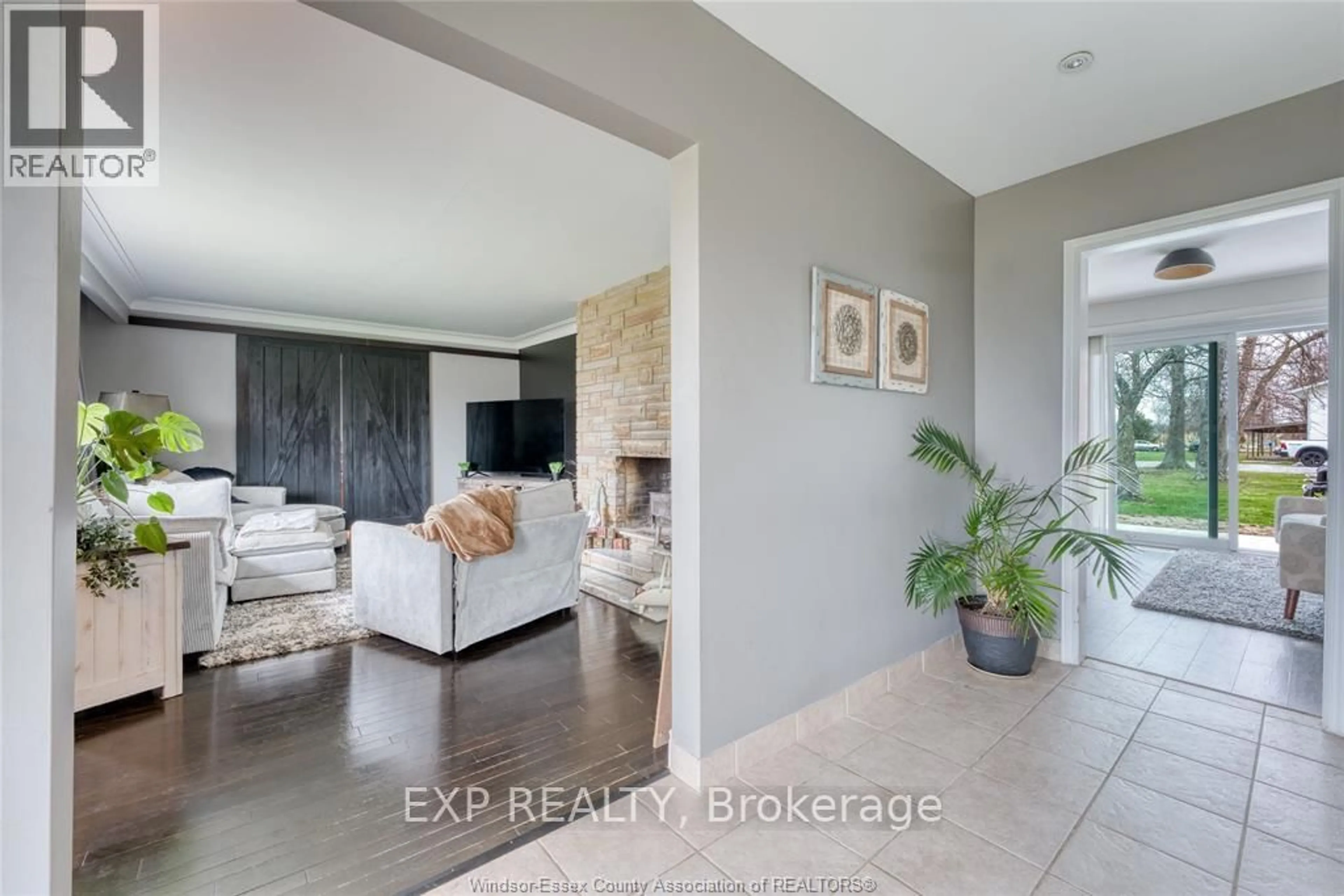 Indoor entryway for 1235 Gesto Sideroad Sdrd, Essex Ontario N8M 2X6