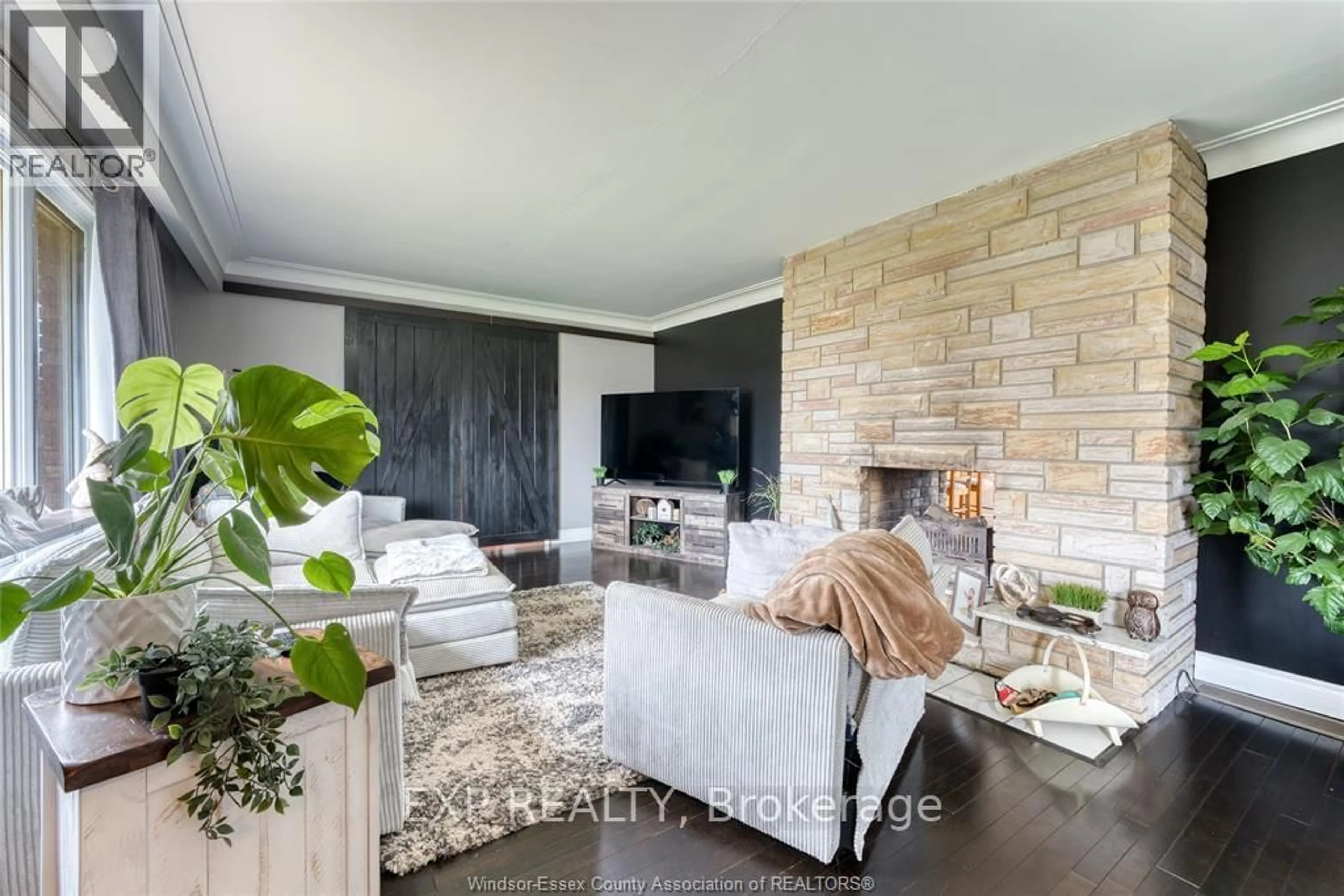 Living room with furniture, unknown for 1235 Gesto Sideroad Sdrd, Essex Ontario N8M 2X6