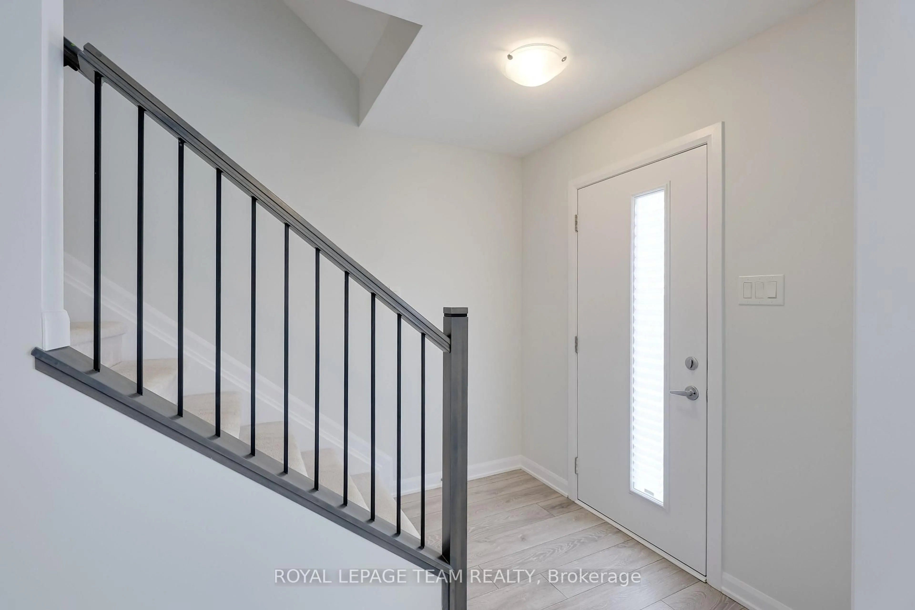 Indoor entryway for 1140 Speedvale Crt, Kanata Ontario K2T 0P5