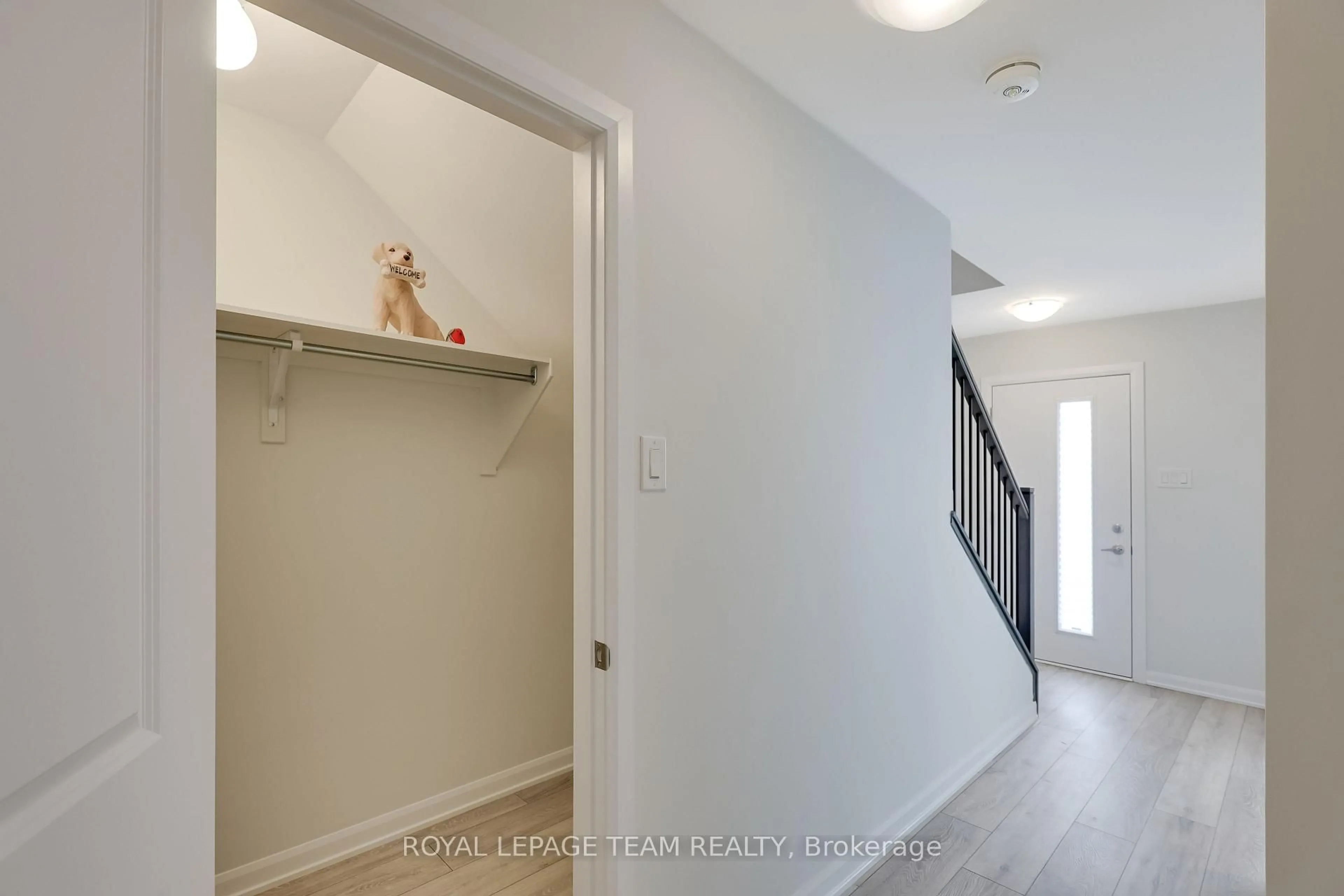 Indoor entryway for 1140 Speedvale Crt, Kanata Ontario K2T 0P5