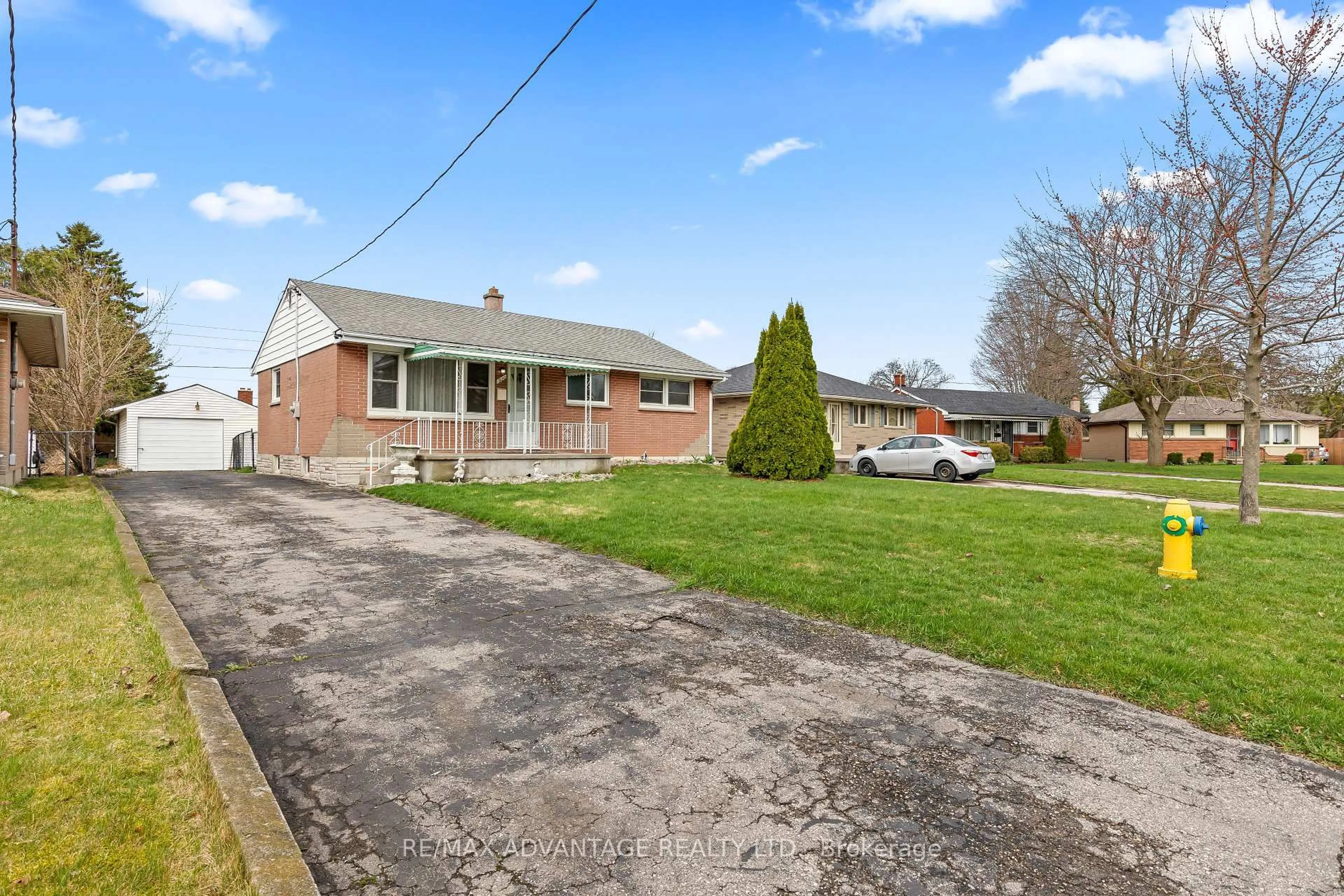 A pic from outside/outdoor area/front of a property/back of a property/a pic from drone, street for 1920 Duluth Cres, London East Ontario N5V 1H7