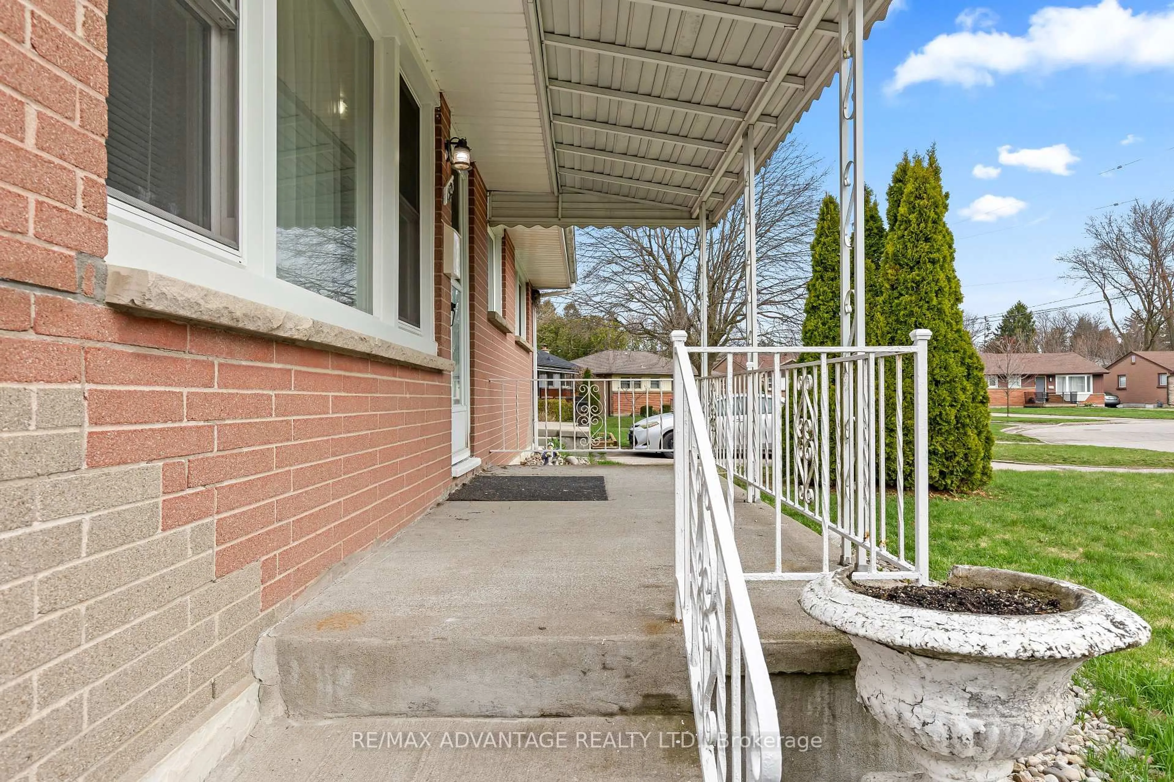 Patio, street for 1920 Duluth Cres, London East Ontario N5V 1H7