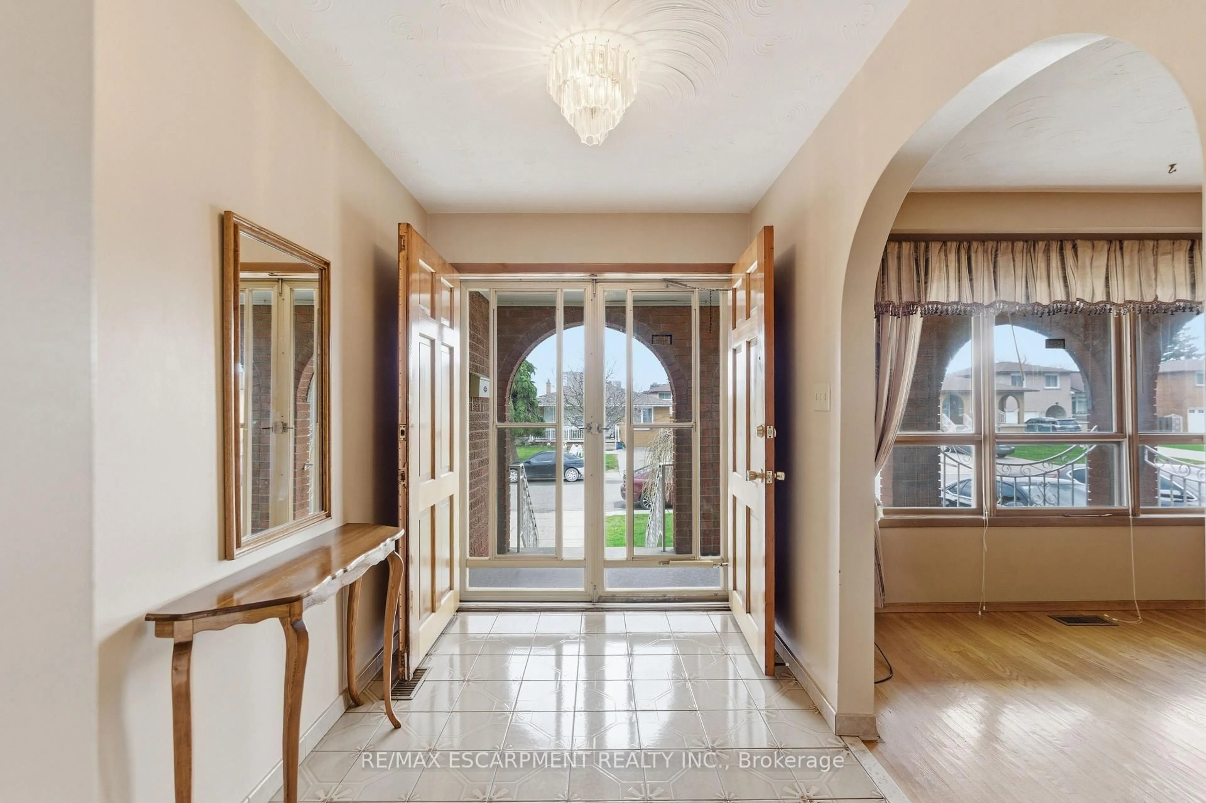 Indoor entryway for 26 Adorn Crt, Hamilton Ontario L8E 3N2