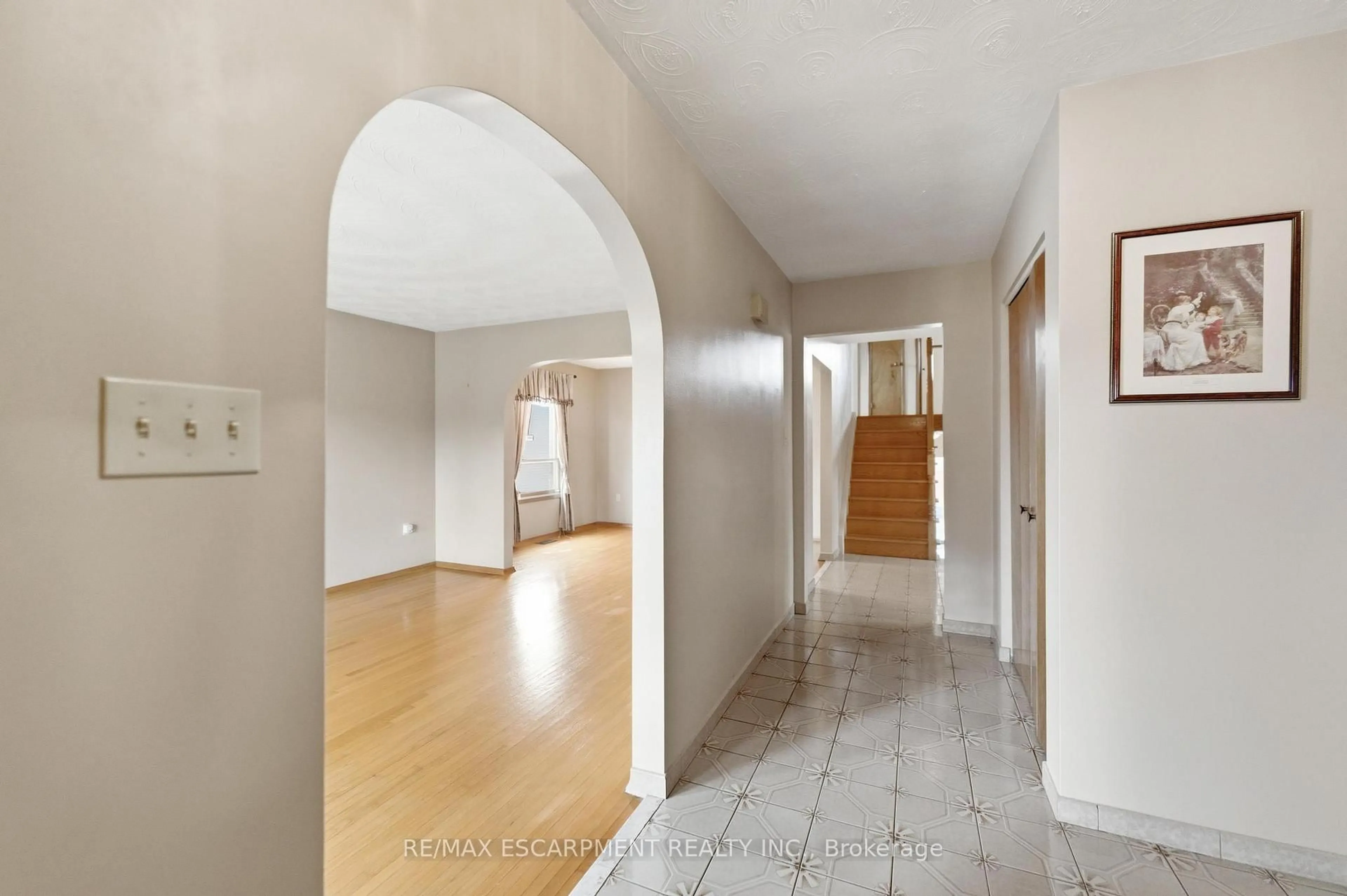 Indoor entryway for 26 Adorn Crt, Hamilton Ontario L8E 3N2