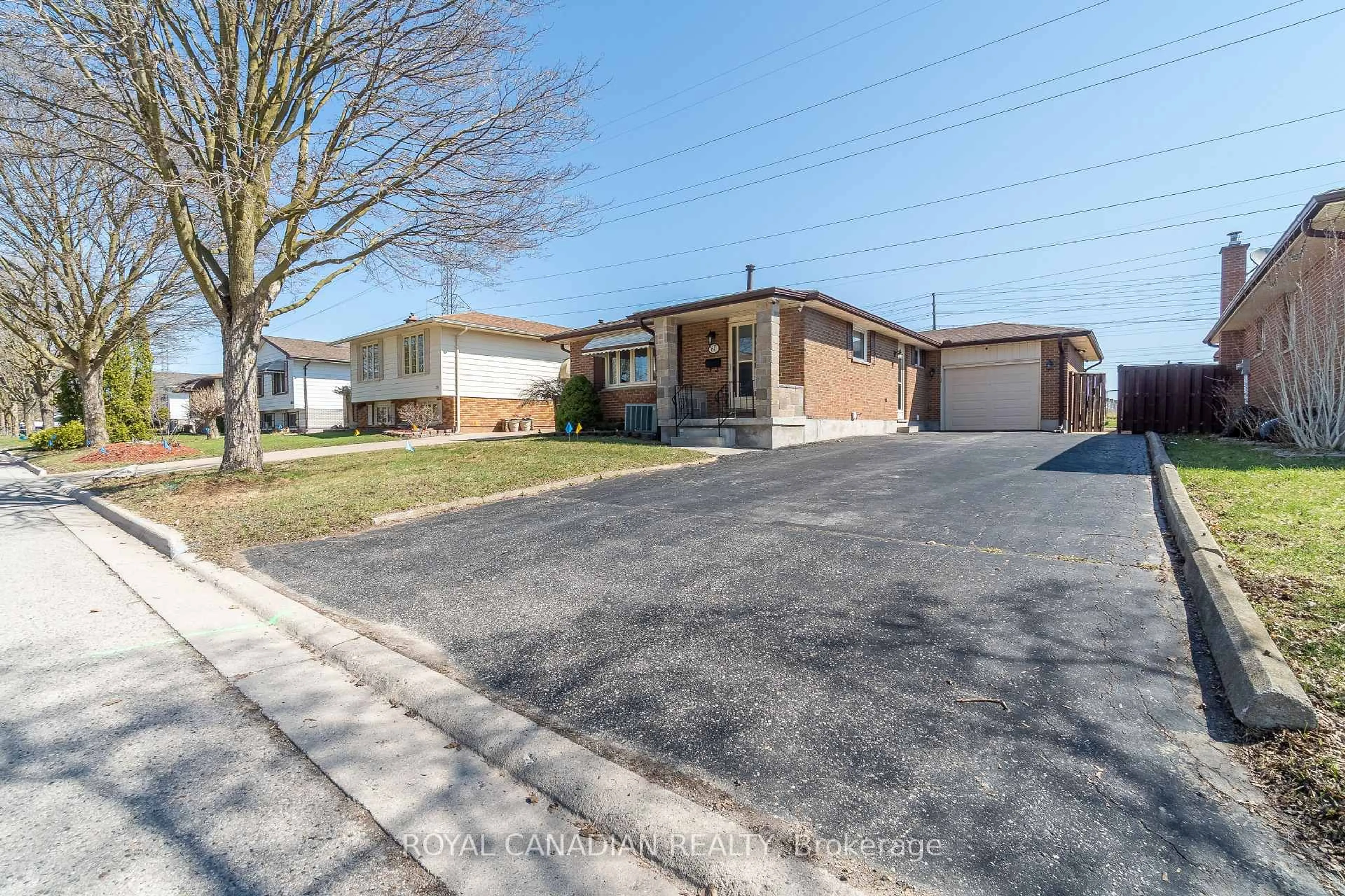 A pic from outside/outdoor area/front of a property/back of a property/a pic from drone, street for 60 Lysanda Ave, London South Ontario N5Z 4L3