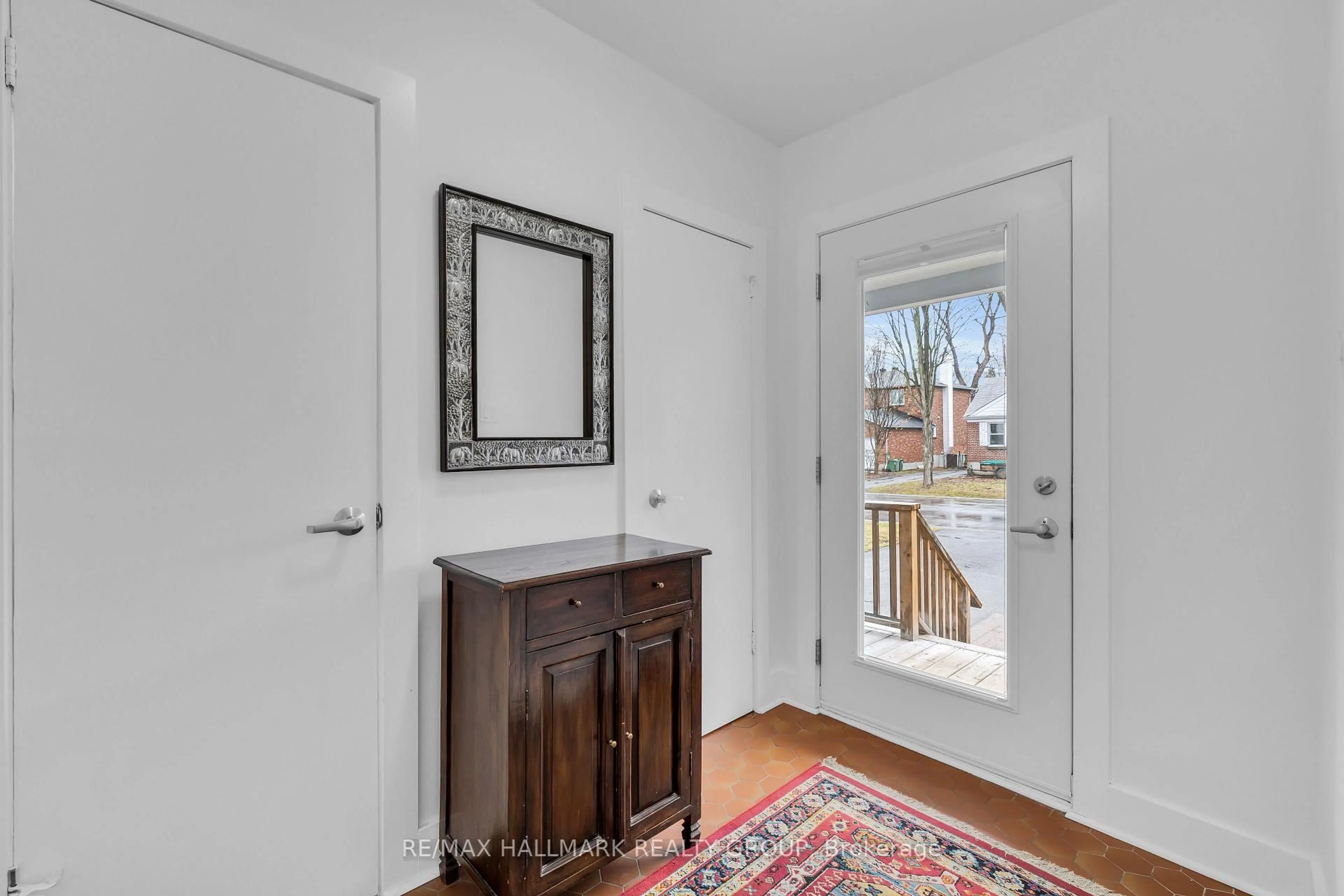 Indoor entryway for 229 Greensway Ave, Ottawa Ontario K1L 7V3