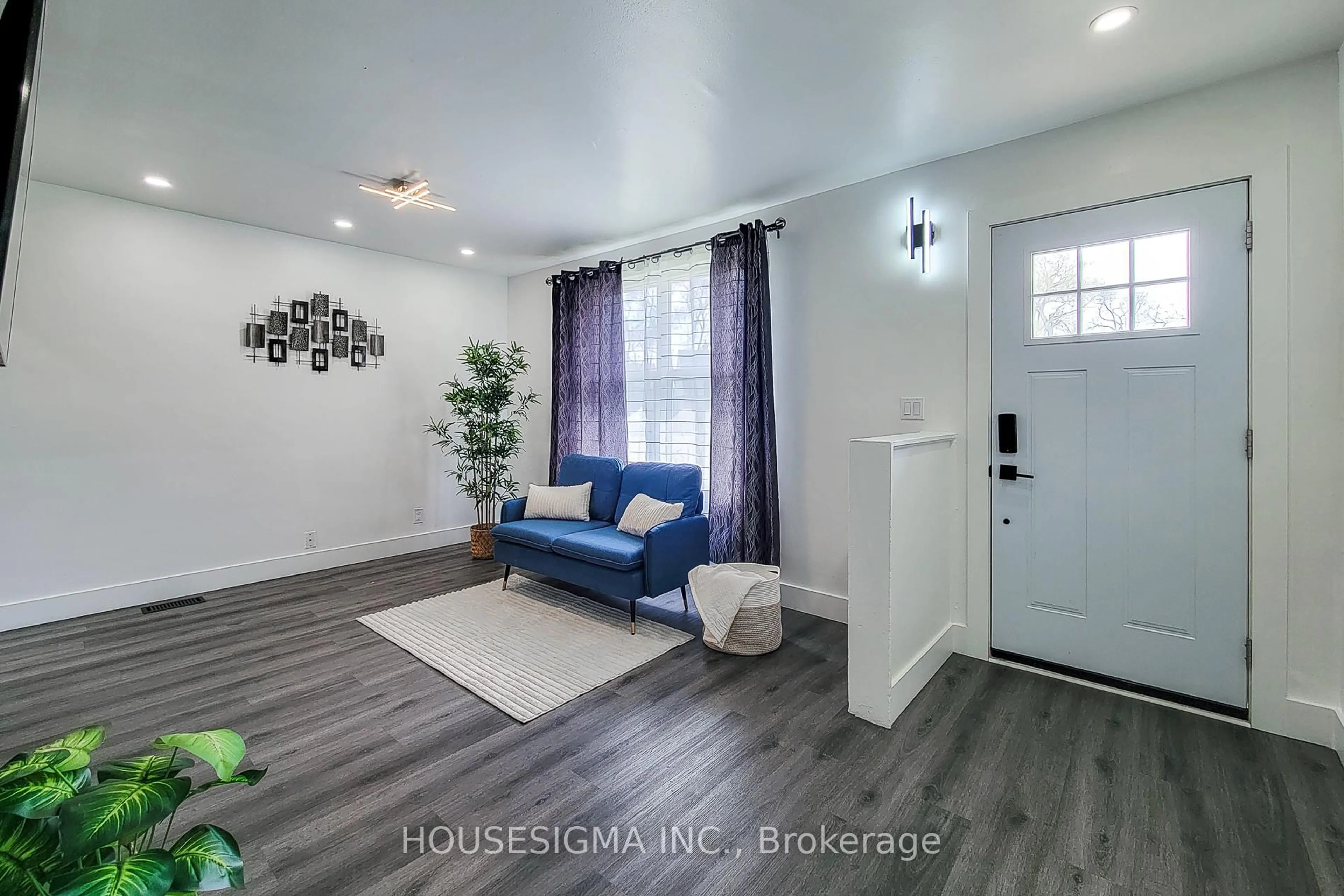 Indoor entryway for 5 Martha St, Hamilton Ontario L8H 2B7