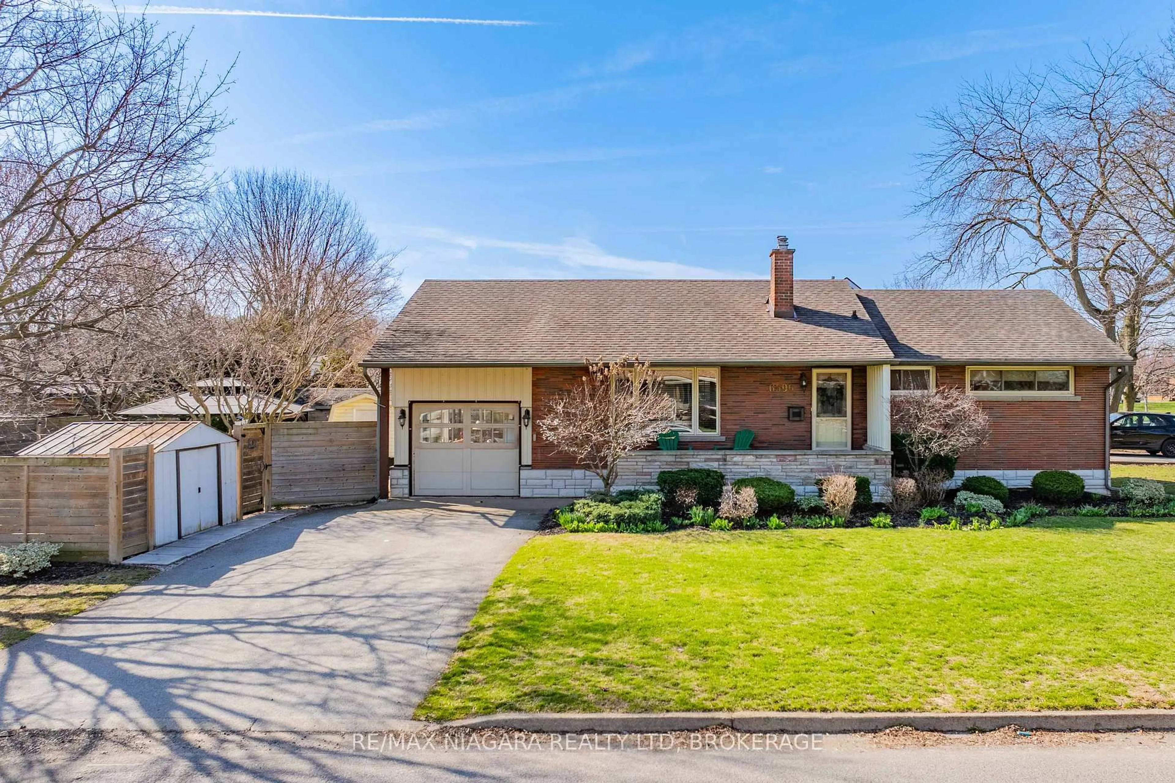 Home with brick exterior material, street for 6596 HUGGINS St, Niagara Falls Ontario L2J 1H4