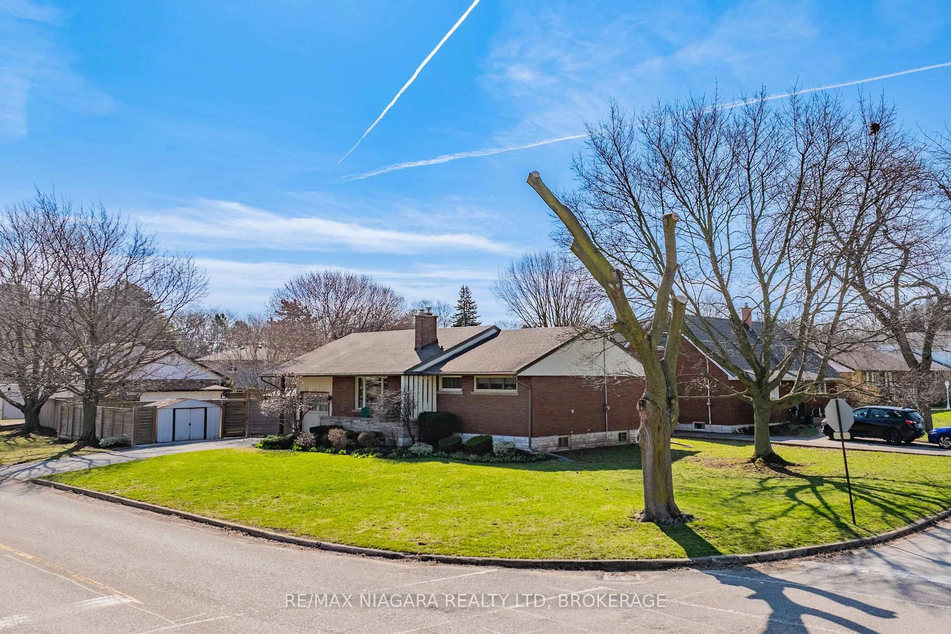 A pic from outside/outdoor area/front of a property/back of a property/a pic from drone, street for 6596 HUGGINS St, Niagara Falls Ontario L2J 1H4