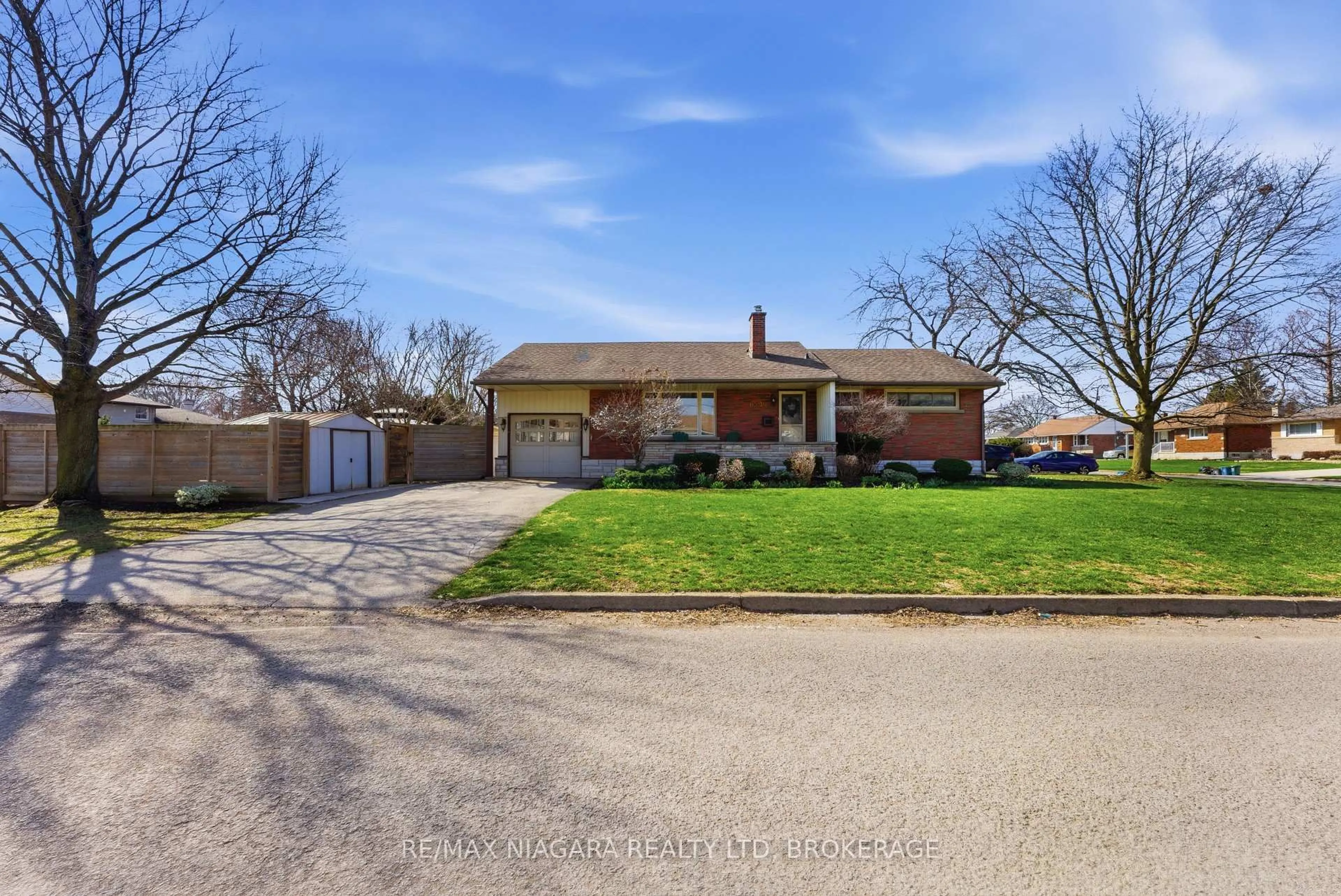 Home with brick exterior material, street for 6596 HUGGINS St, Niagara Falls Ontario L2J 1H4