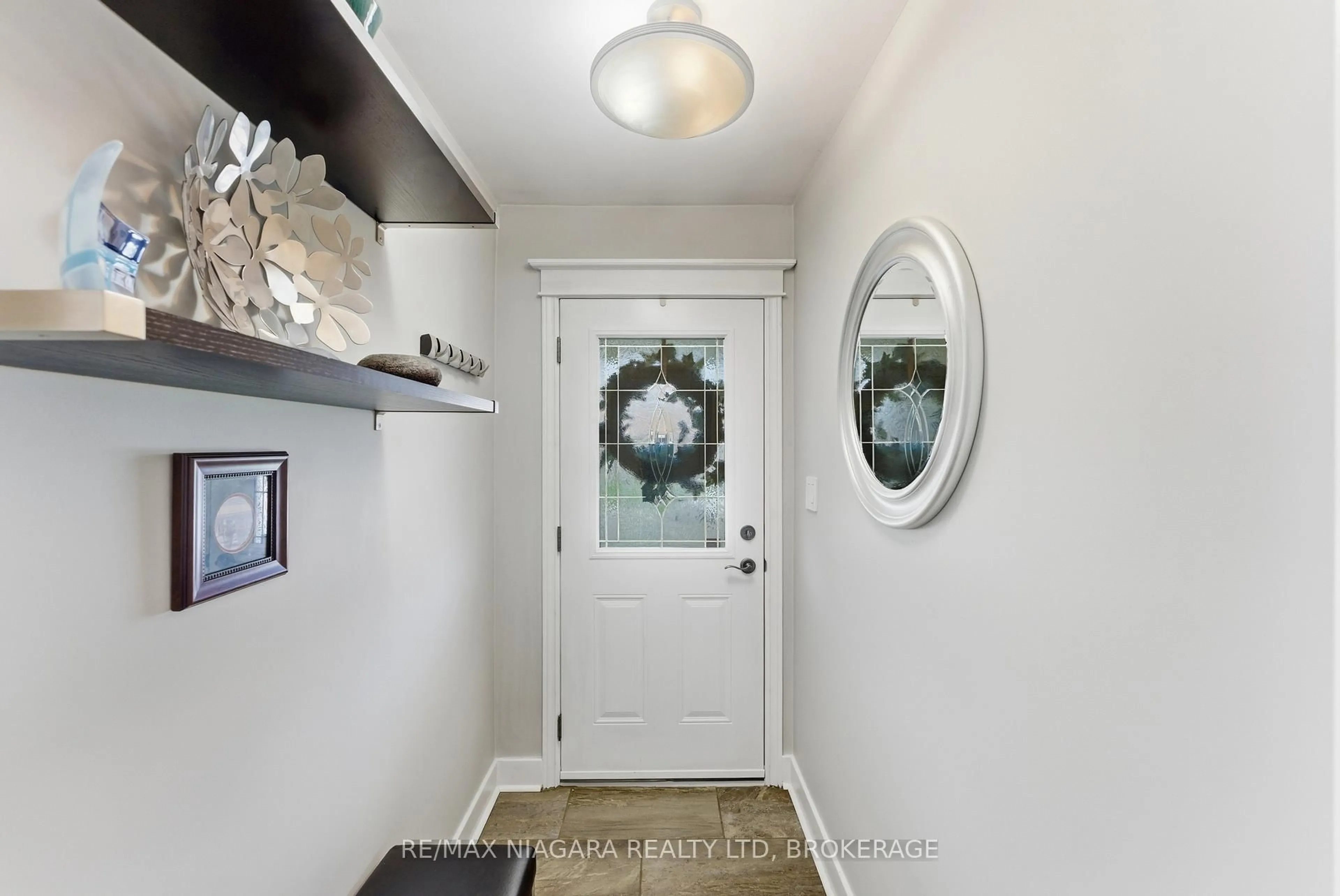 Indoor entryway for 6596 HUGGINS St, Niagara Falls Ontario L2J 1H4