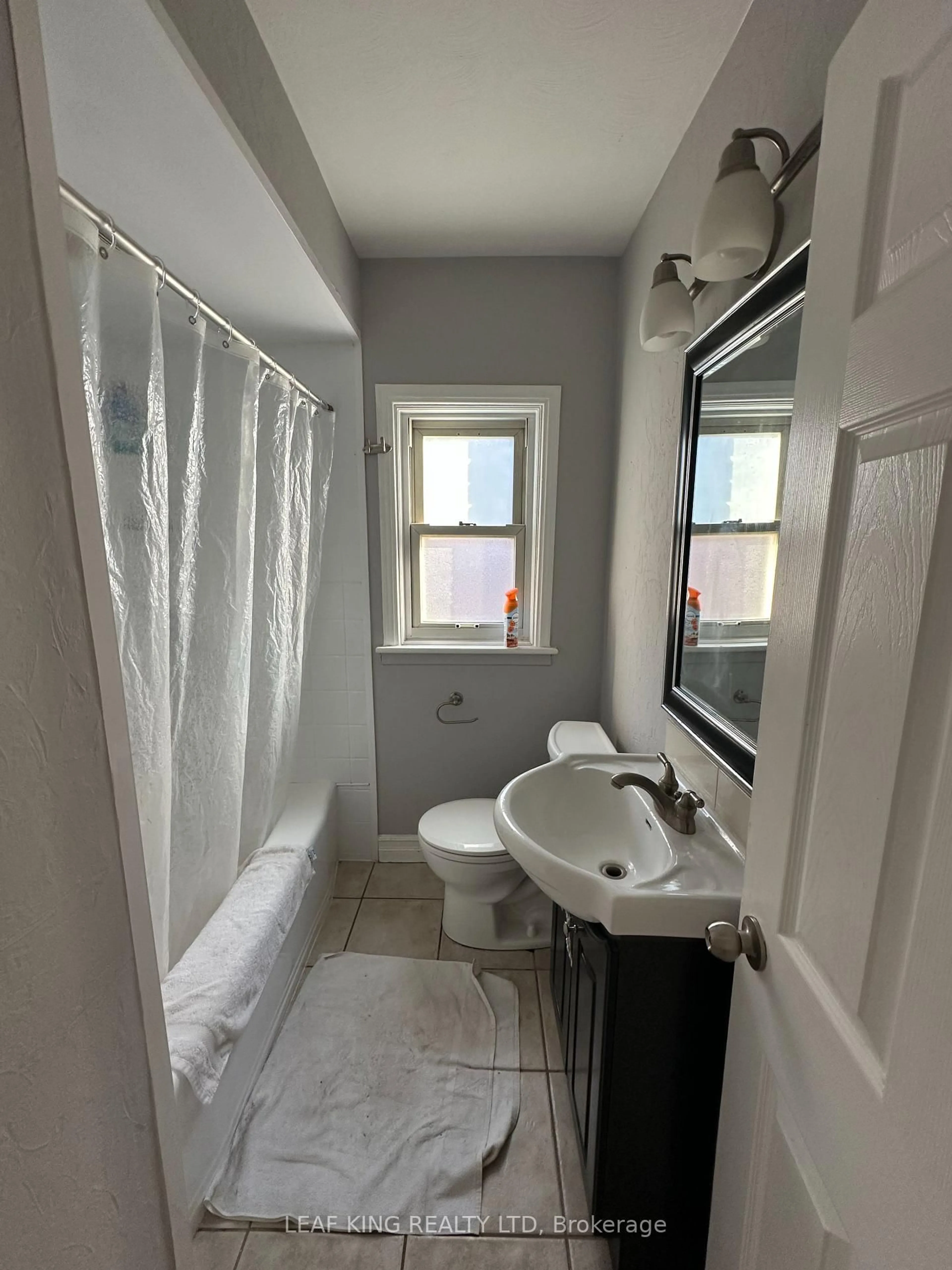 A pic of a room for 54 West 1st St, Hamilton Ontario L9C 3C1