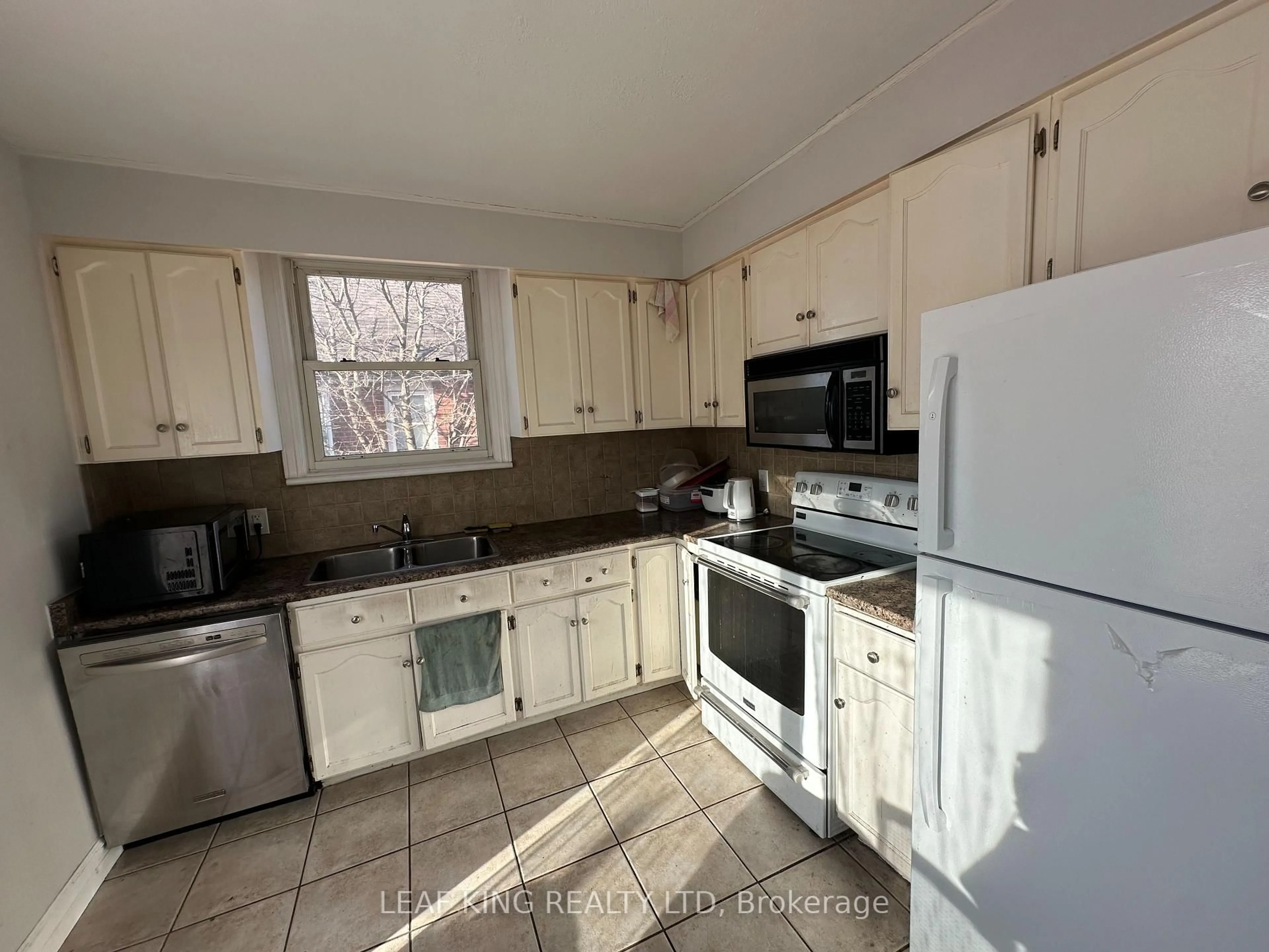 Standard kitchen, unknown for 54 West 1st St, Hamilton Ontario L9C 3C1