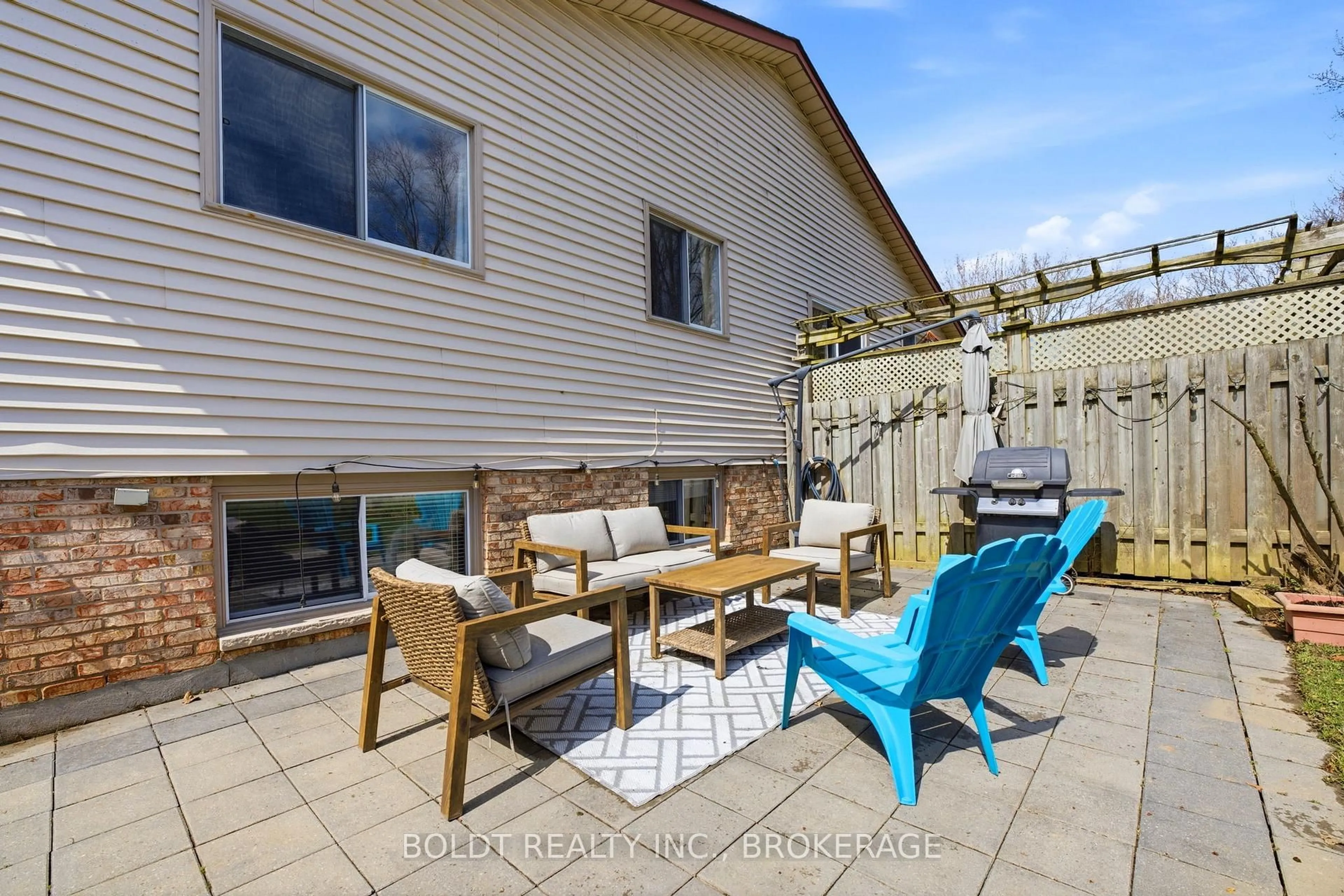 Patio, street for 107 Chapel Hill Cres, Welland Ontario L3C 6G8