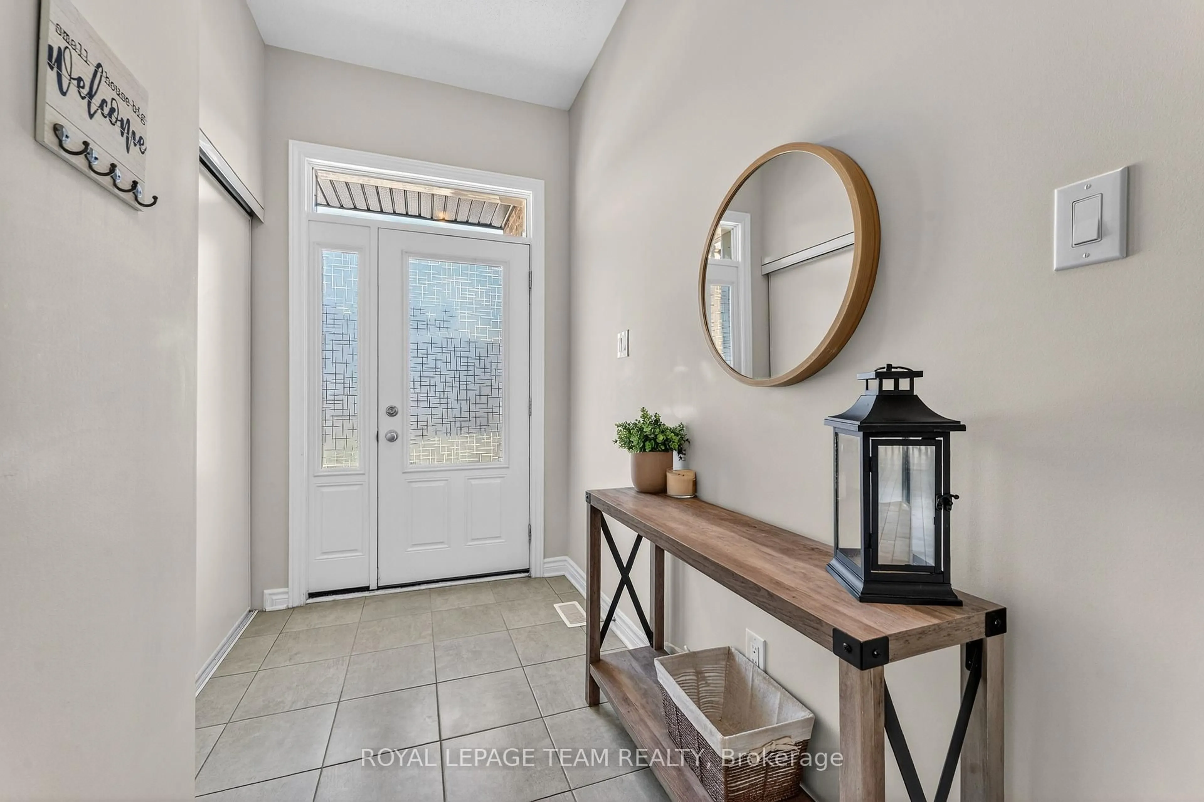 Indoor entryway for 1214 Cavallo St, Ottawa Ontario K2S 0Z4