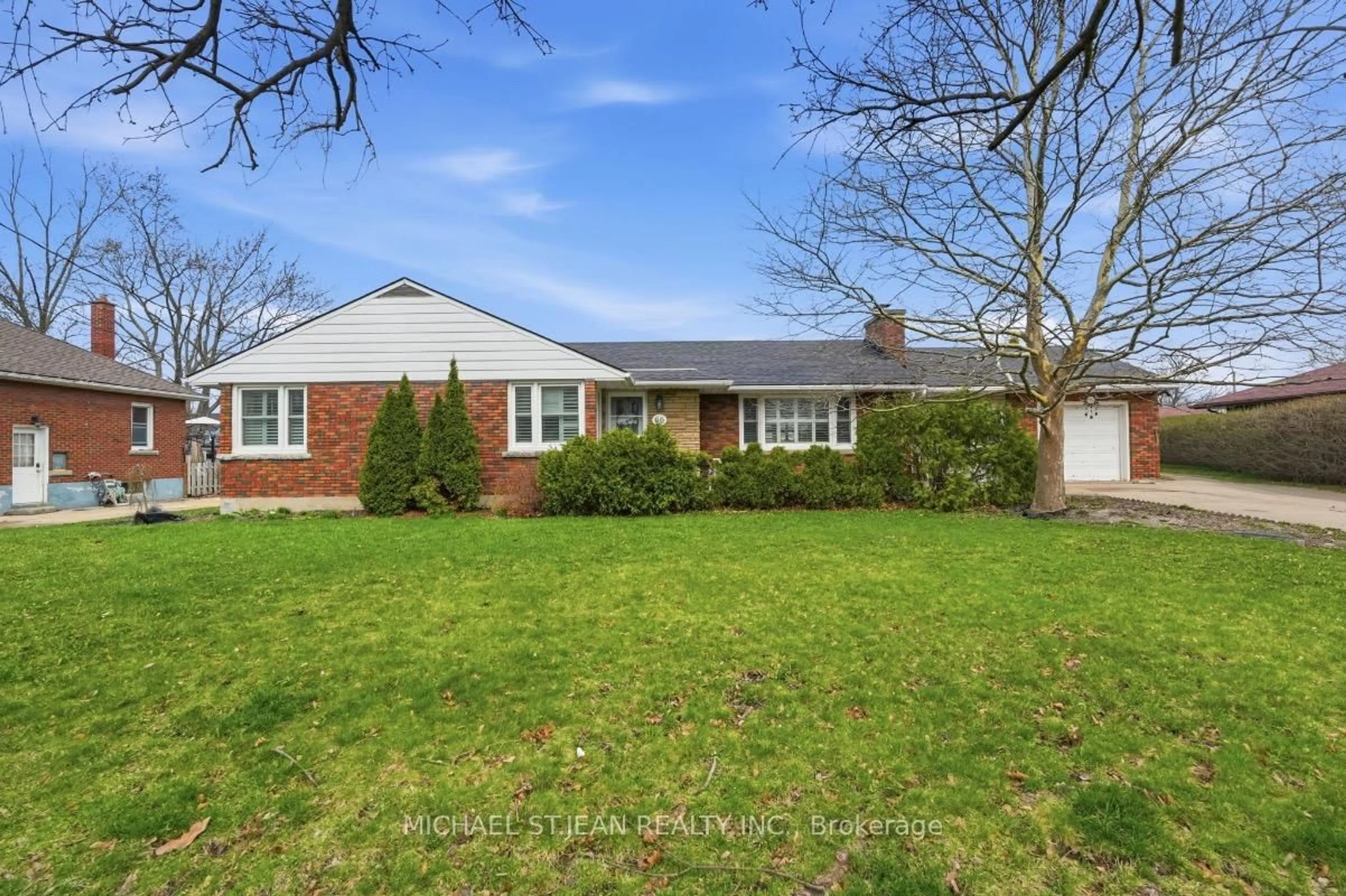 A pic from outside/outdoor area/front of a property/back of a property/a pic from drone, street for 66 Richmond St, Thorold Ontario L2V 3H1