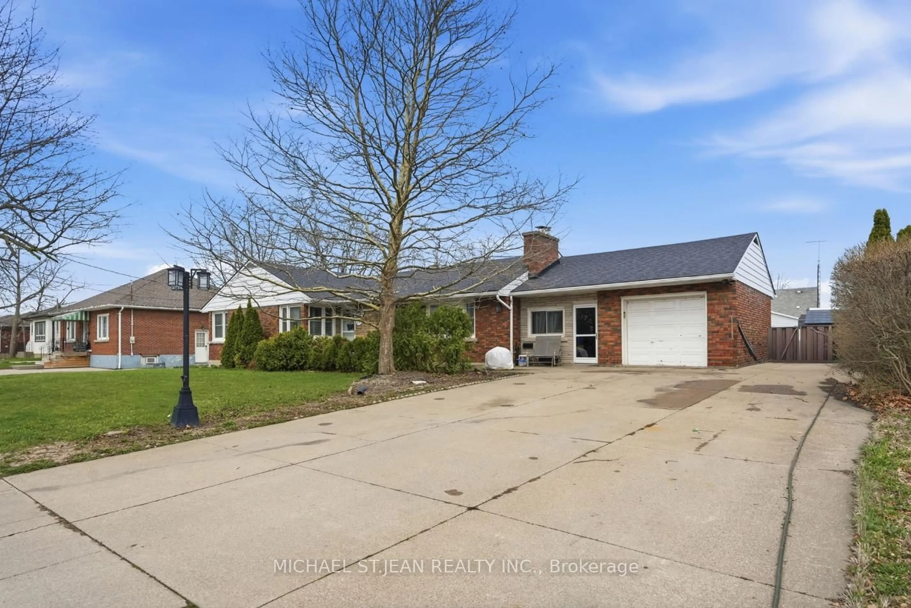 A pic from outside/outdoor area/front of a property/back of a property/a pic from drone, street for 66 Richmond St, Thorold Ontario L2V 3H1