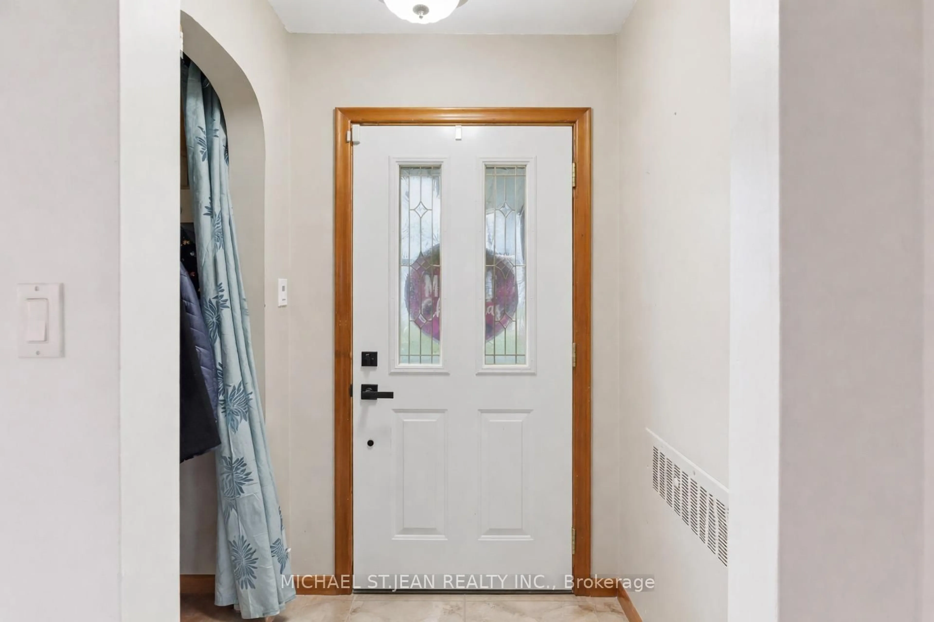 Indoor entryway for 66 Richmond St, Thorold Ontario L2V 3H1