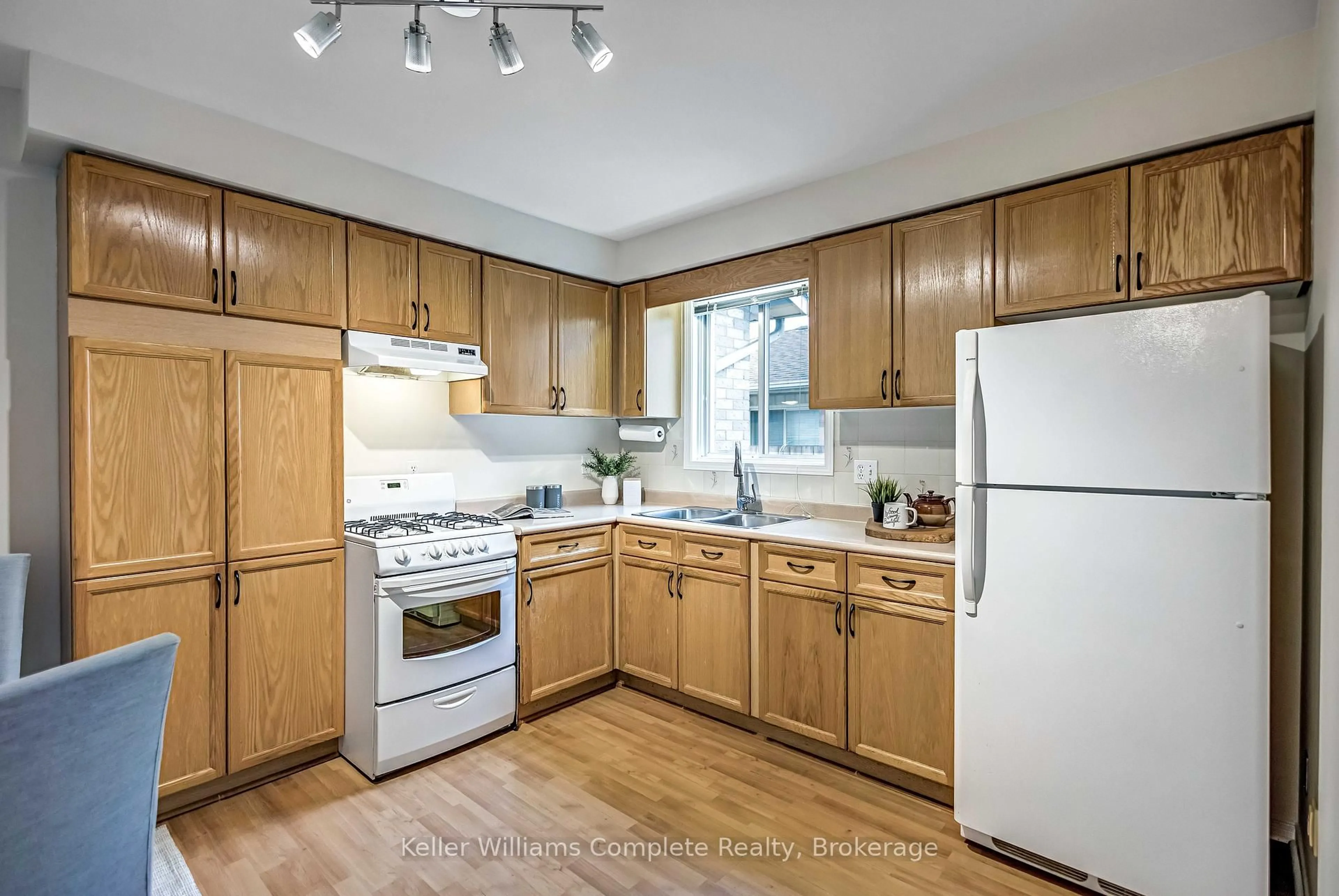 Standard kitchen, wood/laminate floor for 640 Acadia Dr, Hamilton Ontario L8W 3V1