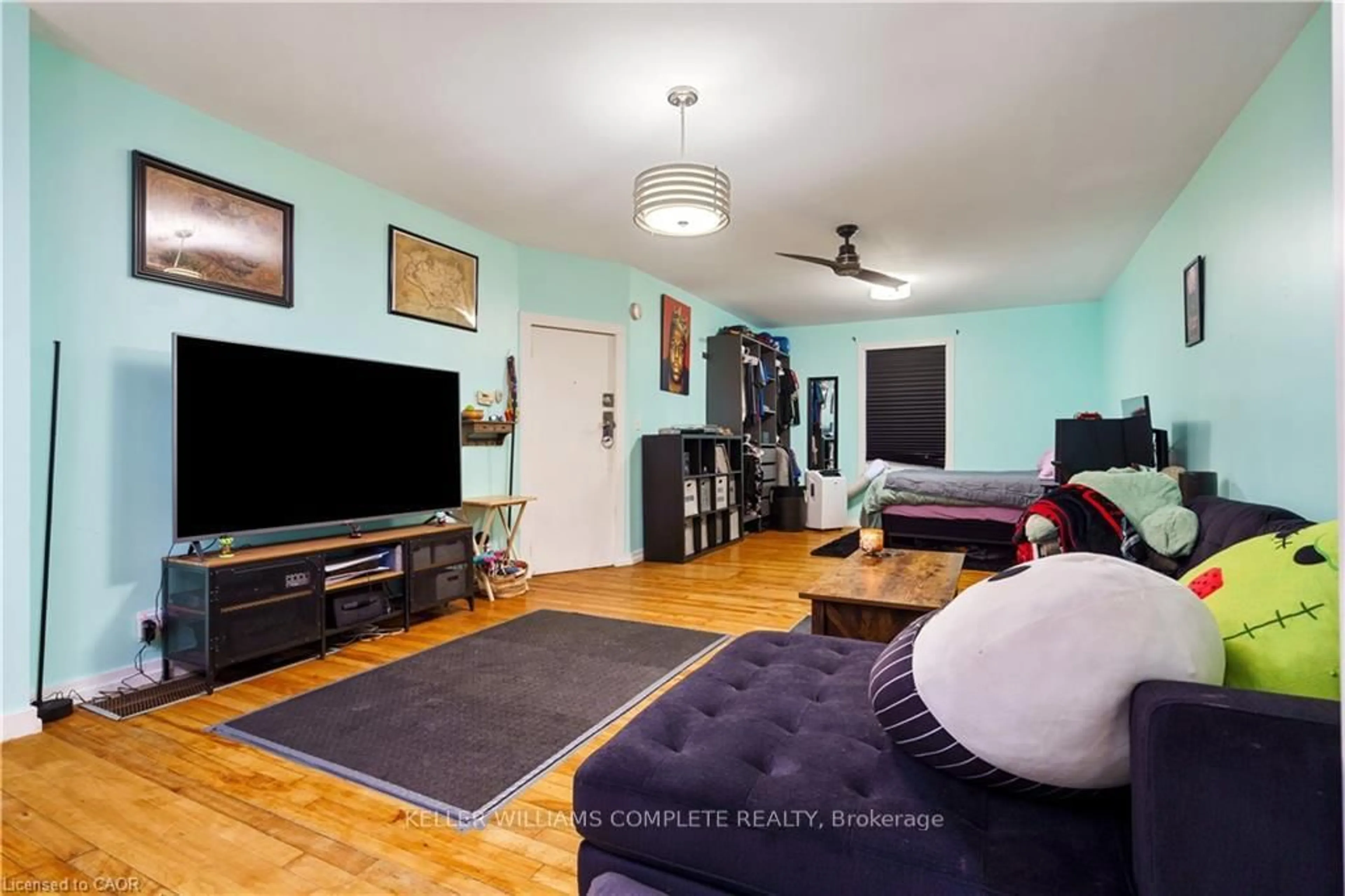 Living room with furniture, unknown for 219 AVONDALE St, Hamilton Ontario L8L 7C4