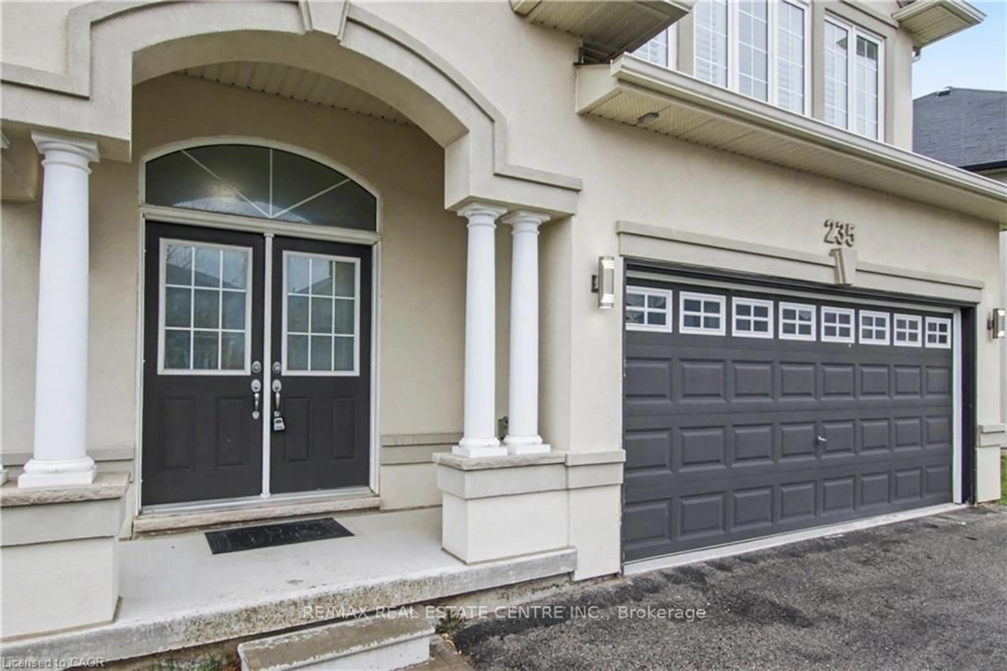 Indoor entryway for 235 Fair St, Hamilton Ontario L9K 0B9