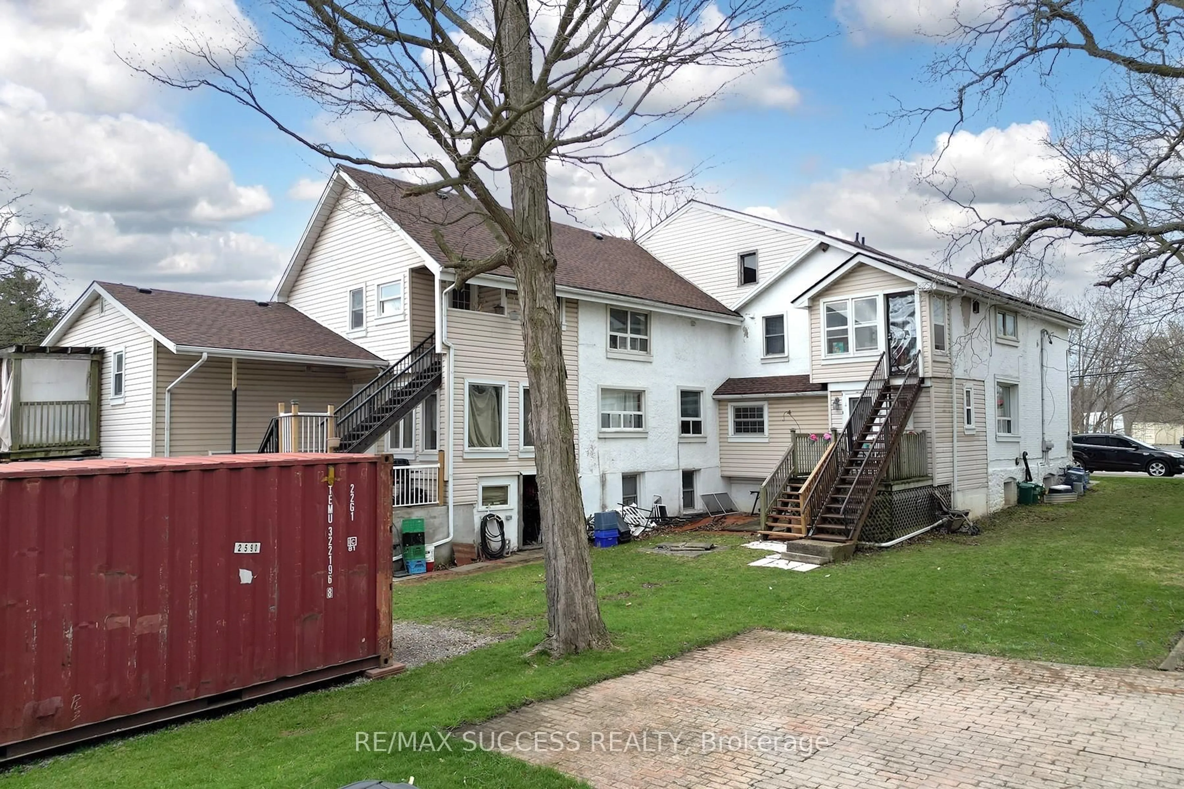 A pic from outside/outdoor area/front of a property/back of a property/a pic from drone, street for 22 & 24 River St, Thorold Ontario L0S 1K0