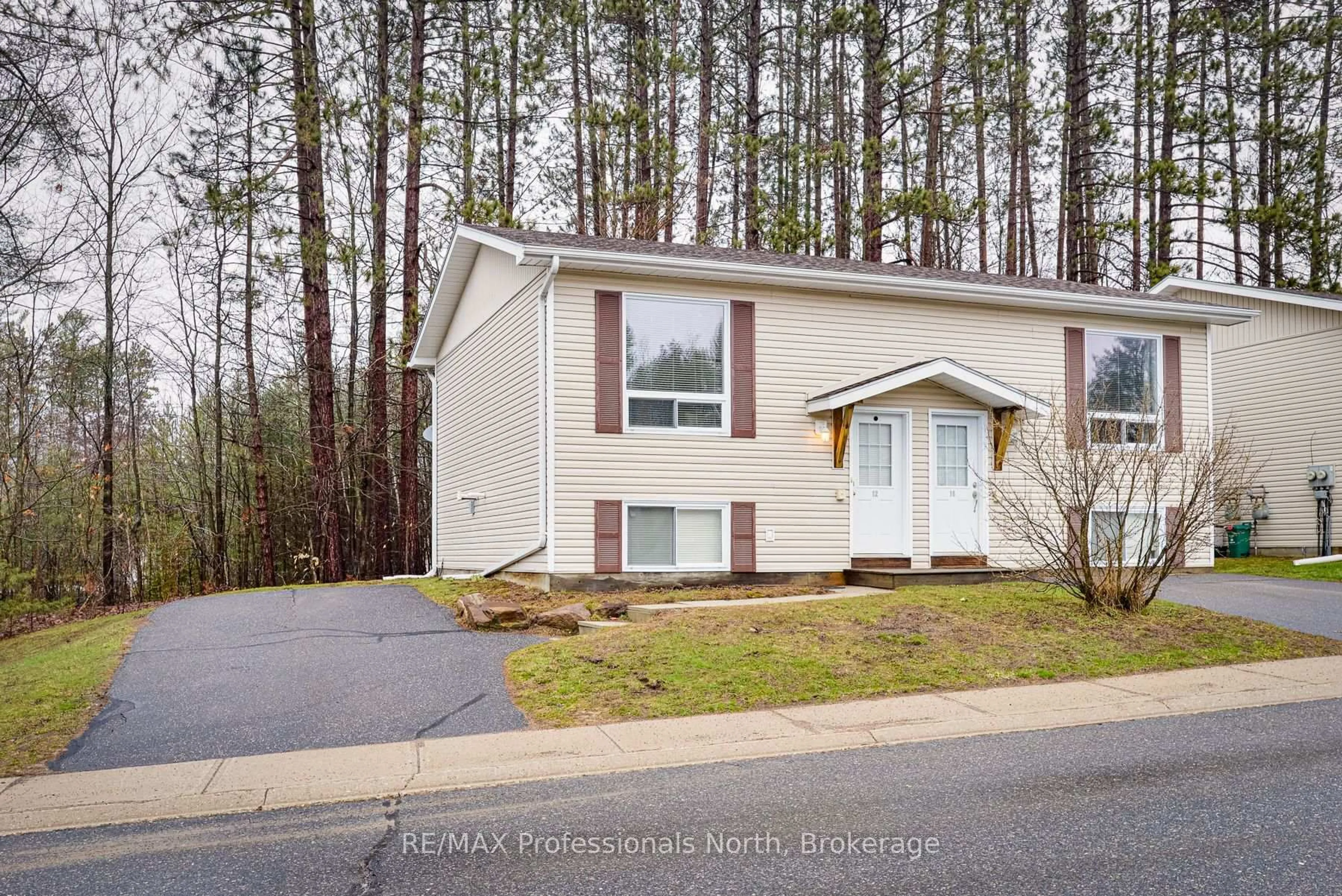 Home with vinyl exterior material, street for 200 Pine St #12, Bracebridge Ontario P1L 2H9