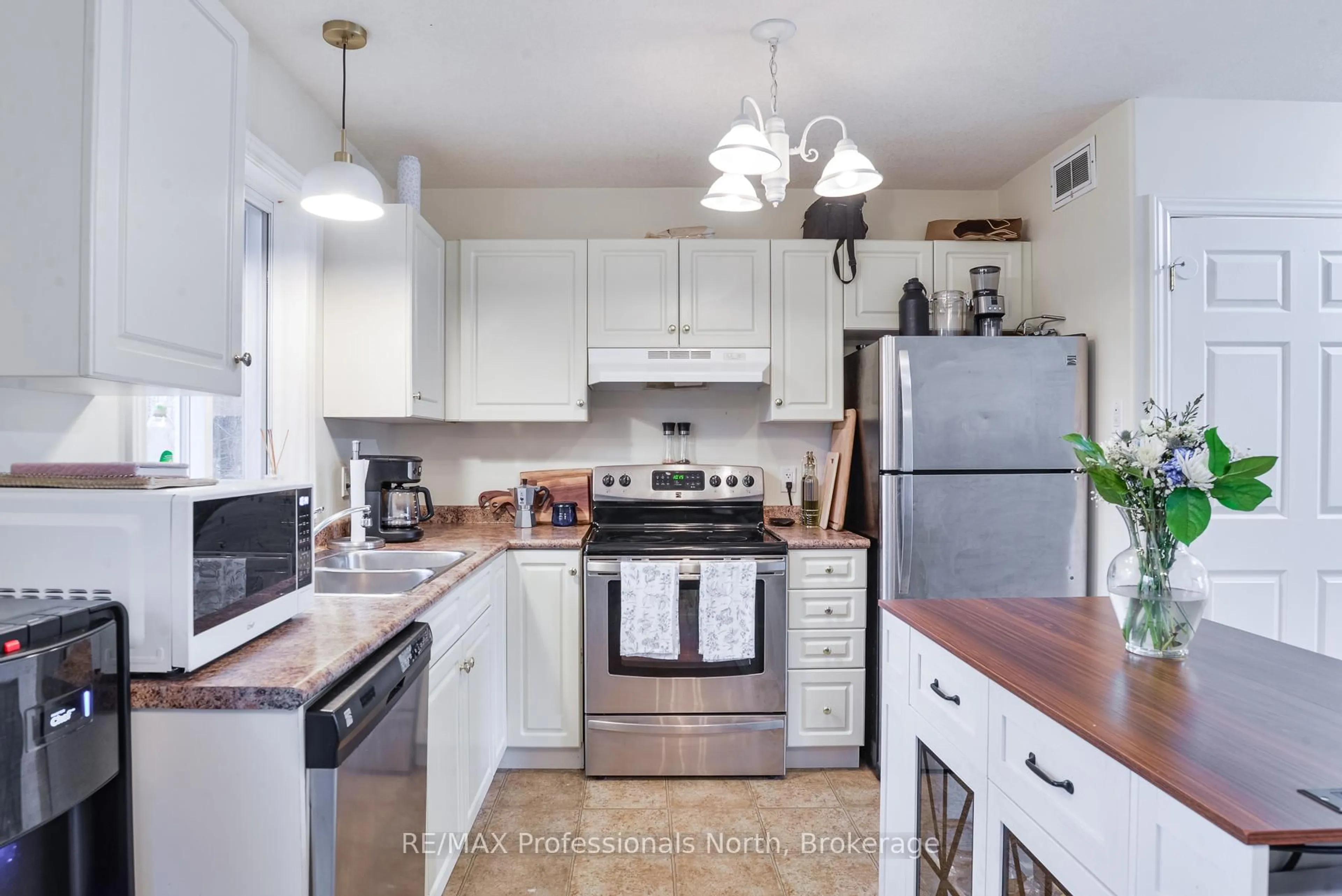 Standard kitchen, ceramic/tile floor for 200 Pine St #12, Bracebridge Ontario P1L 2H9