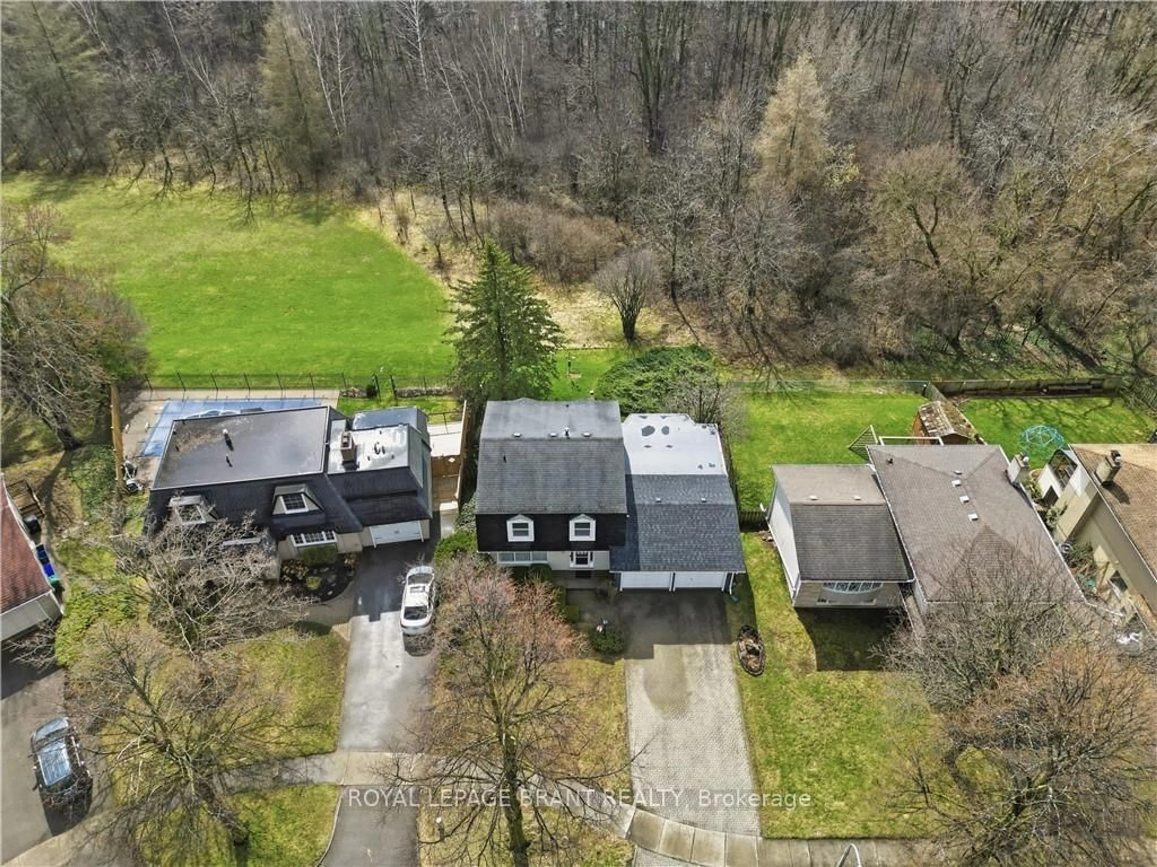 A pic from outside/outdoor area/front of a property/back of a property/a pic from drone, street for 37 Parkview Cres, Kitchener Ontario N2A 1M1