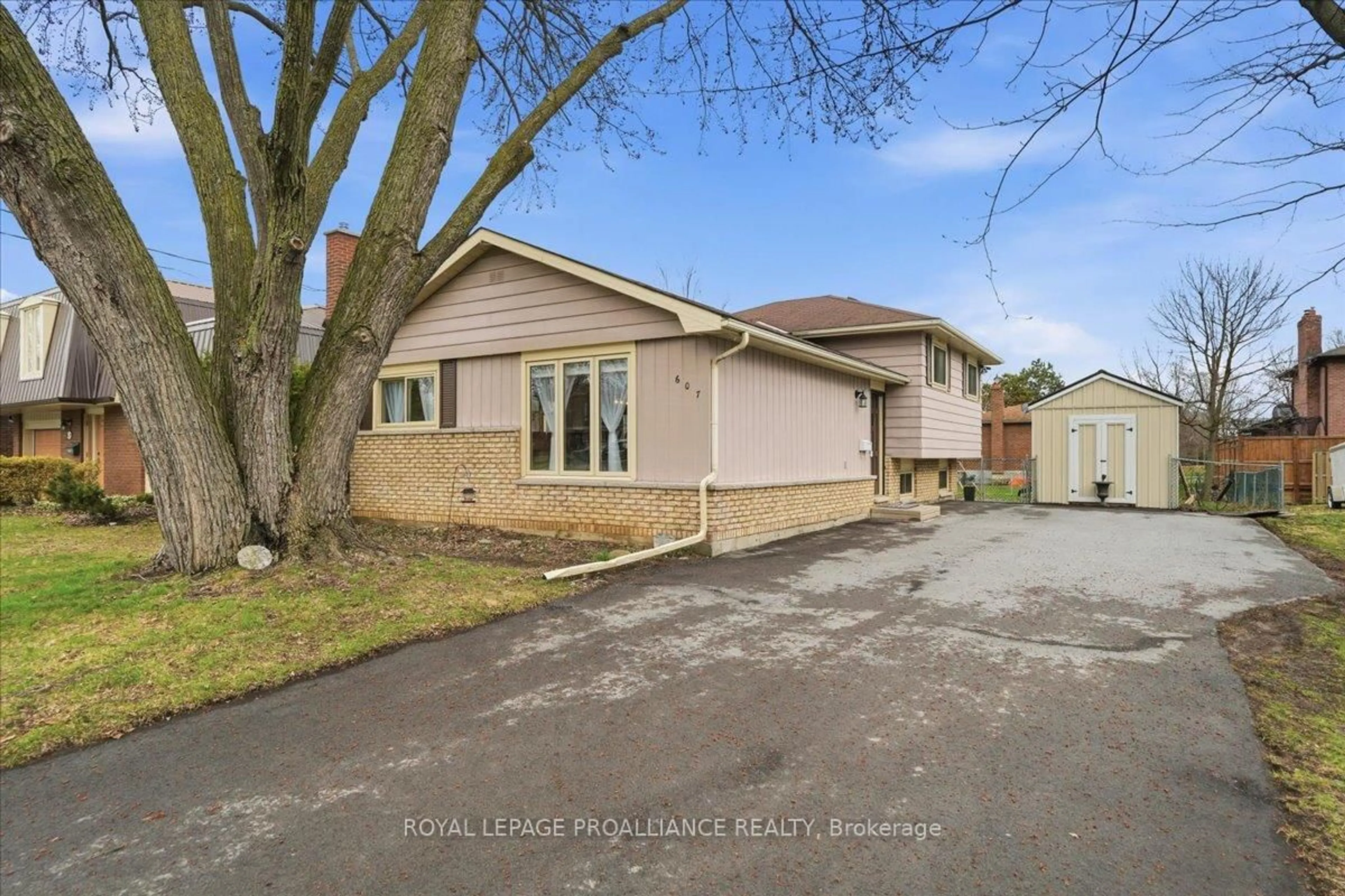 A pic from outside/outdoor area/front of a property/back of a property/a pic from drone, street for 607 Bridge St, Belleville Ontario K8N 5G9