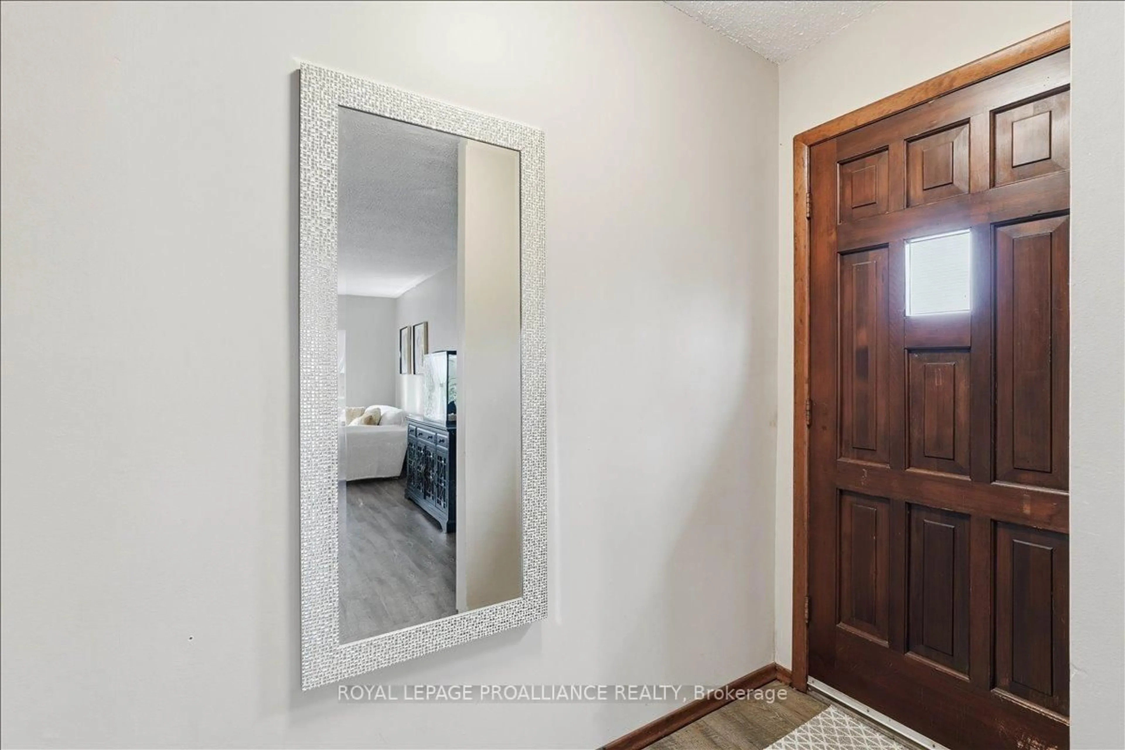 Indoor entryway for 607 Bridge St, Belleville Ontario K8N 5G9