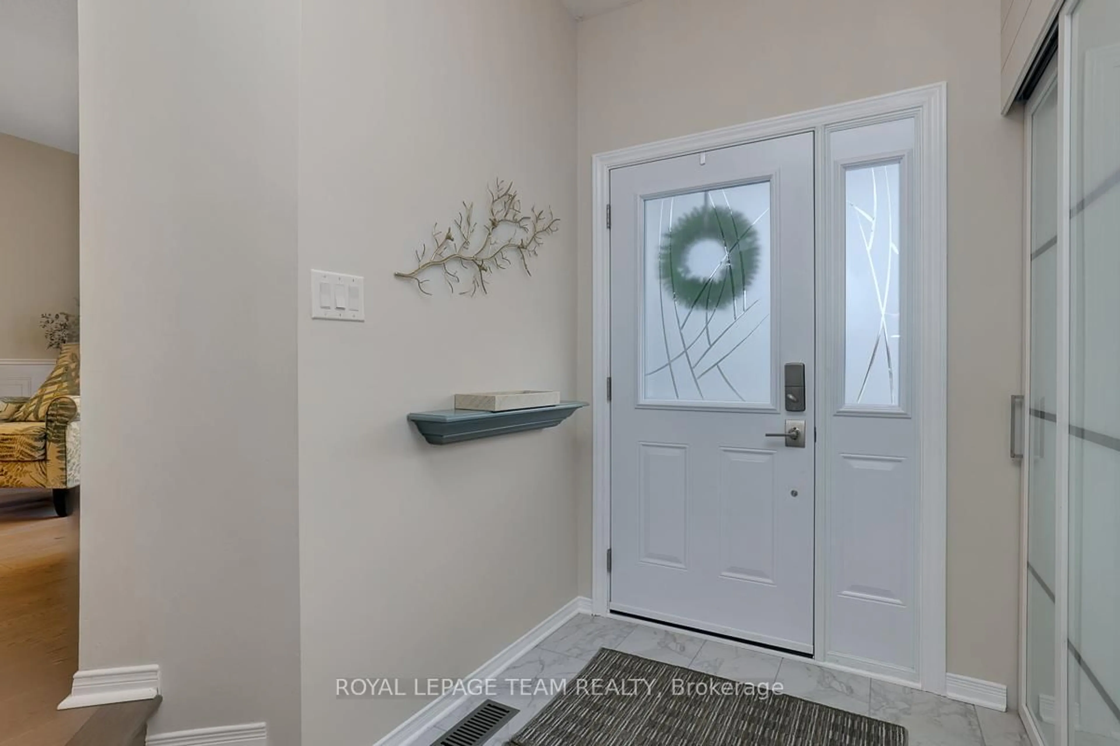 Indoor entryway for 191 Cresthaven Dr, Ottawa Ontario K2G 6Y2