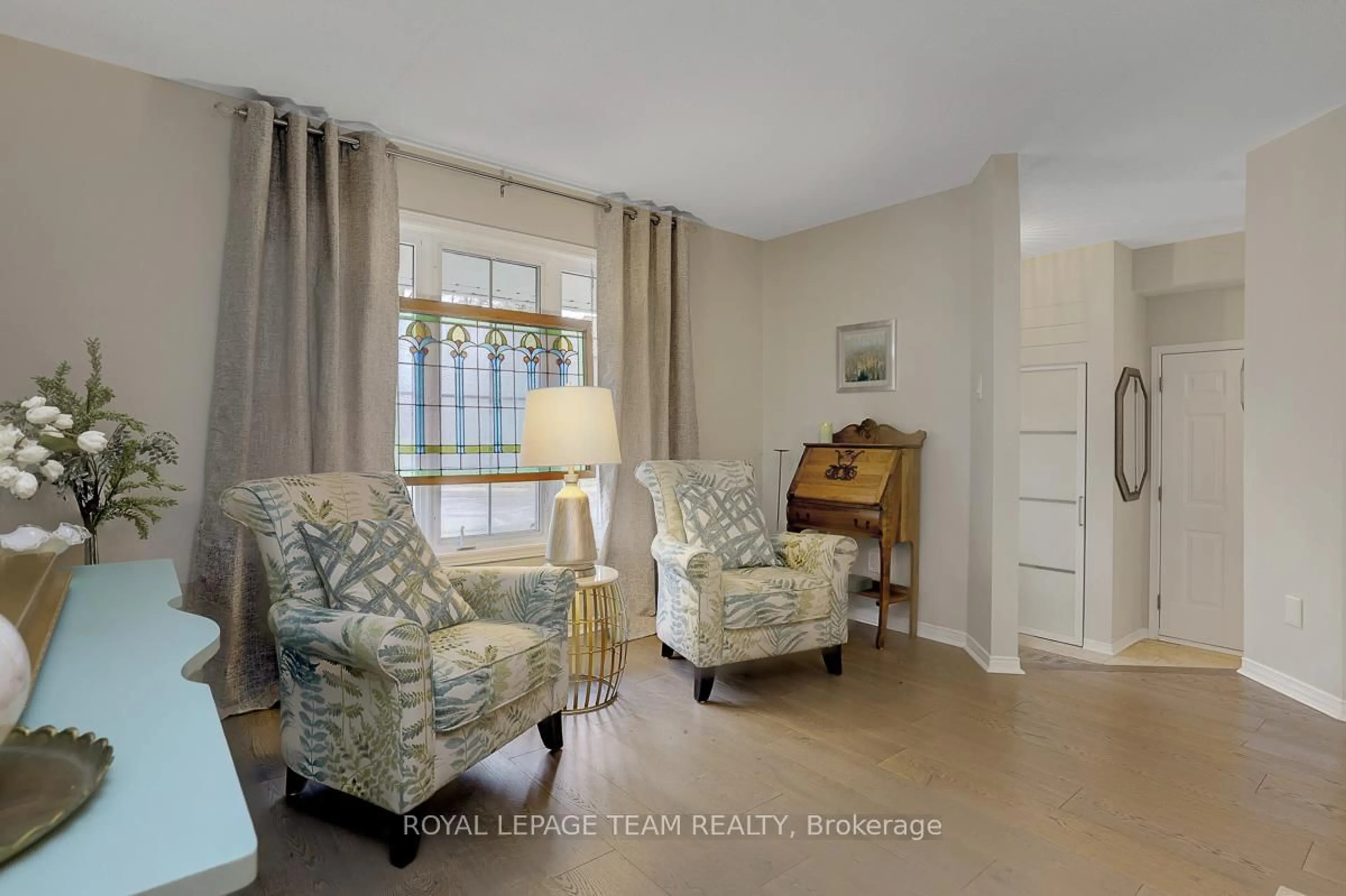 Living room with furniture, unknown for 191 Cresthaven Dr, Ottawa Ontario K2G 6Y2