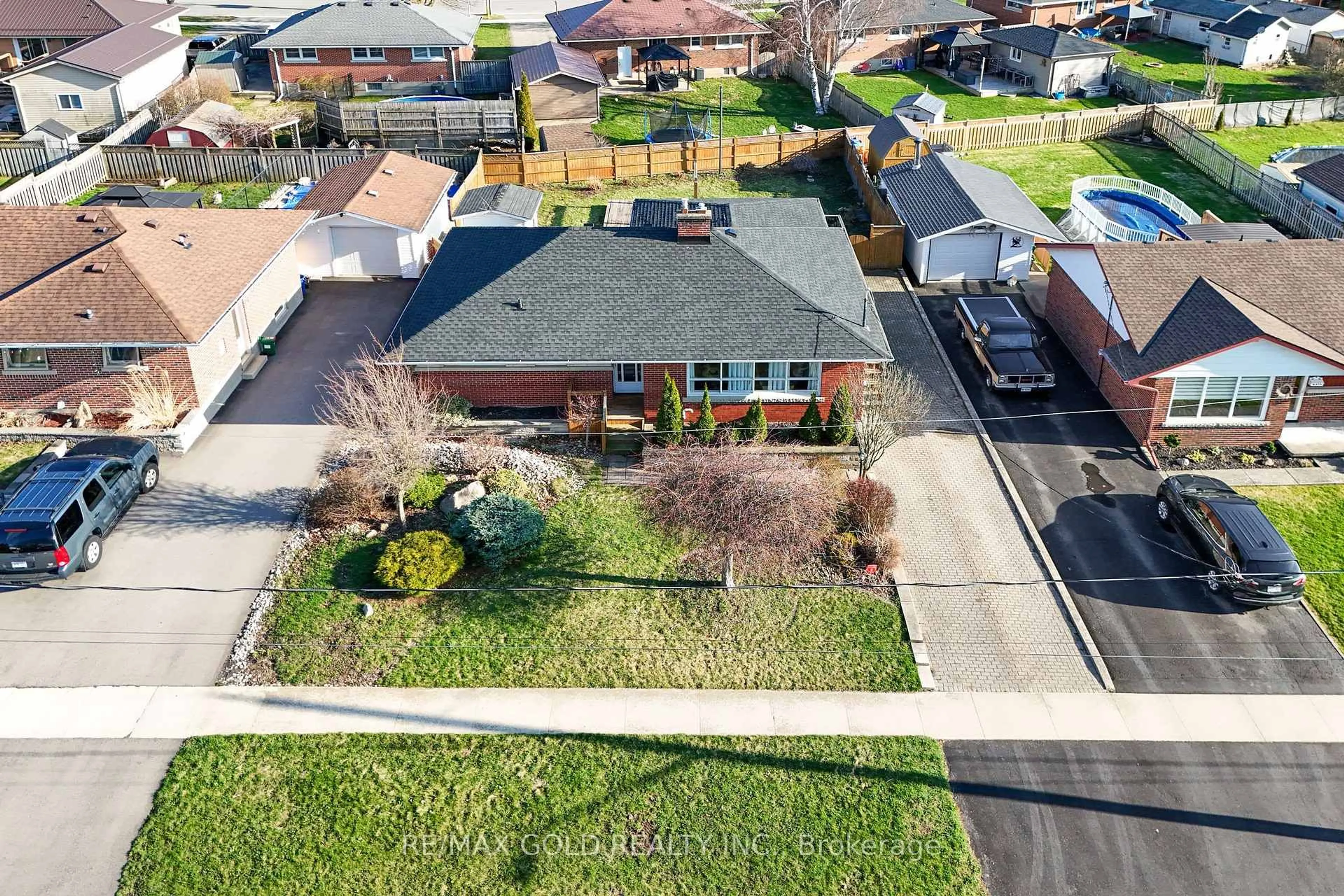 A pic from outside/outdoor area/front of a property/back of a property/a pic from drone, street for 207 Brenda Cres, Woodstock Ontario N4S 7R8
