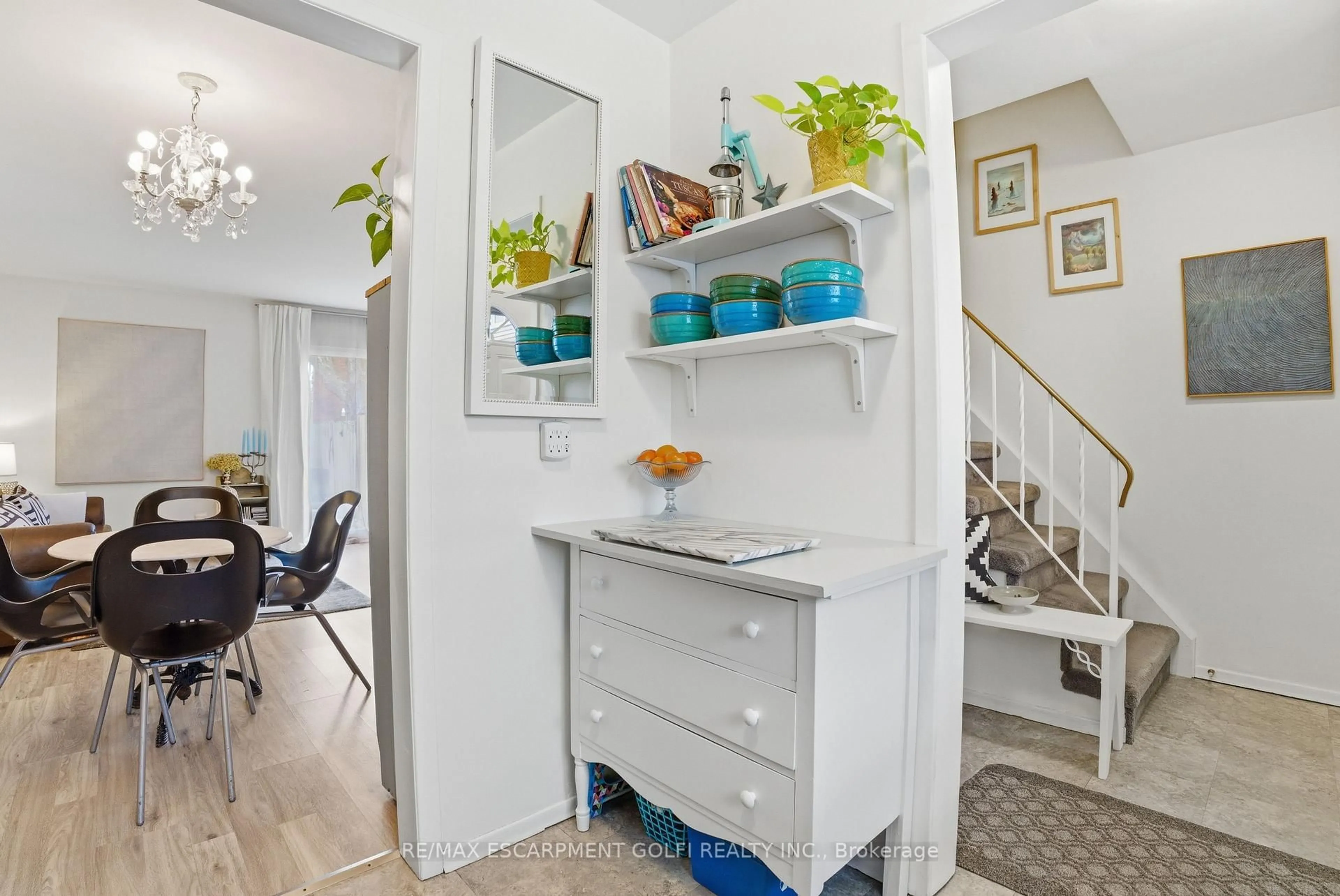 Indoor entryway for 63 EMPIRE St #2, Welland Ontario L3B 2L3