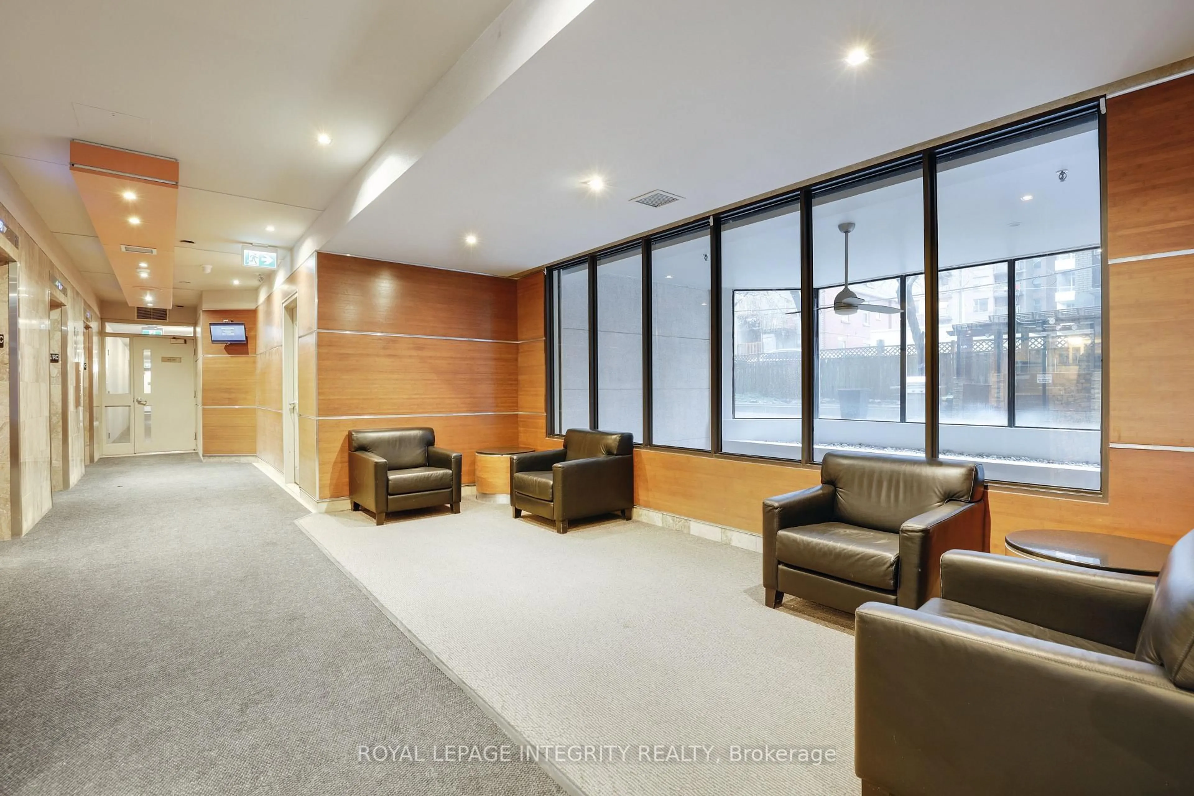 Indoor foyer for 470 Laurier Ave #PH2104, Ottawa Ontario K1R 7W9