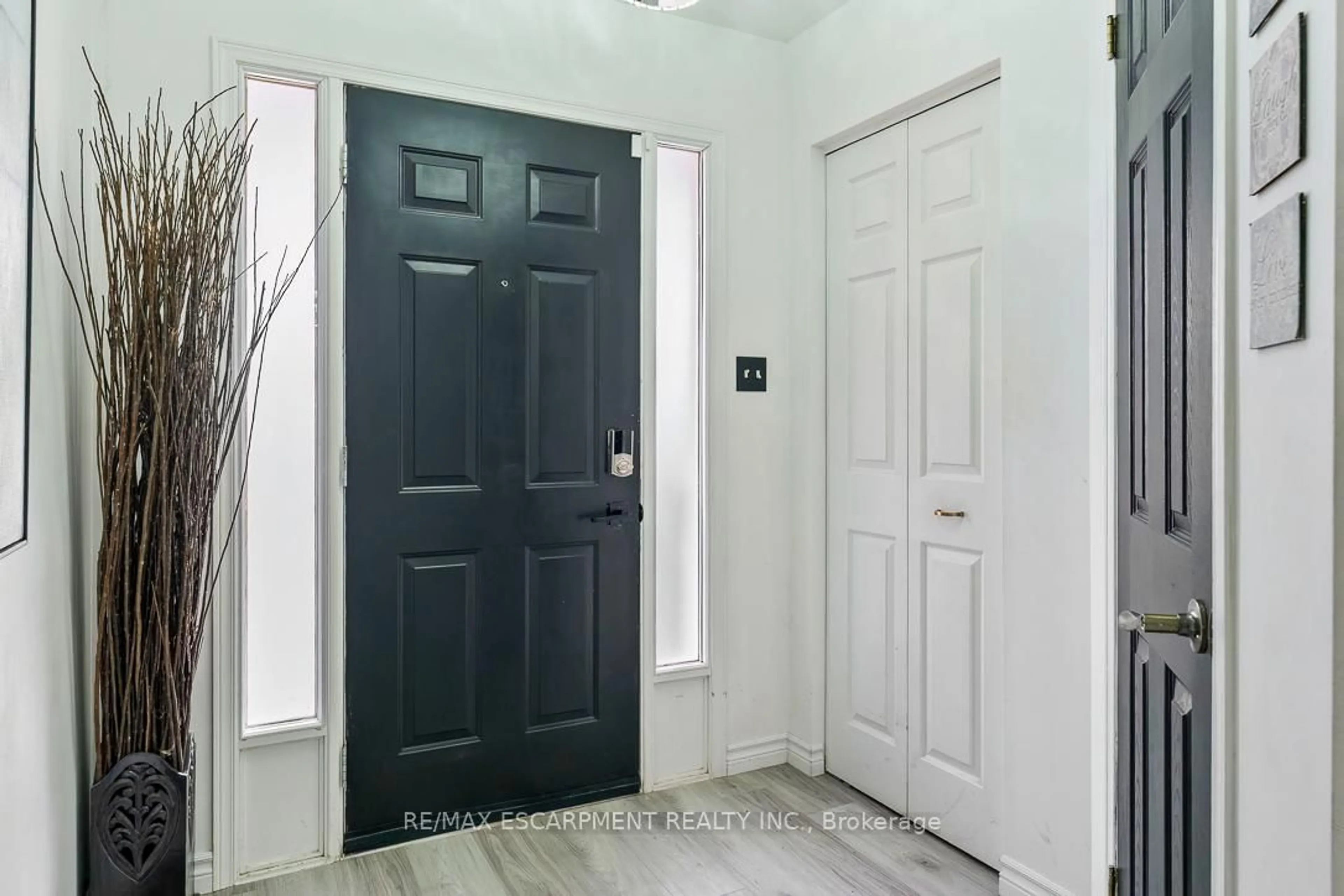 Indoor entryway for 45 Hawkins Dr, Cambridge Ontario N1T 1Z7