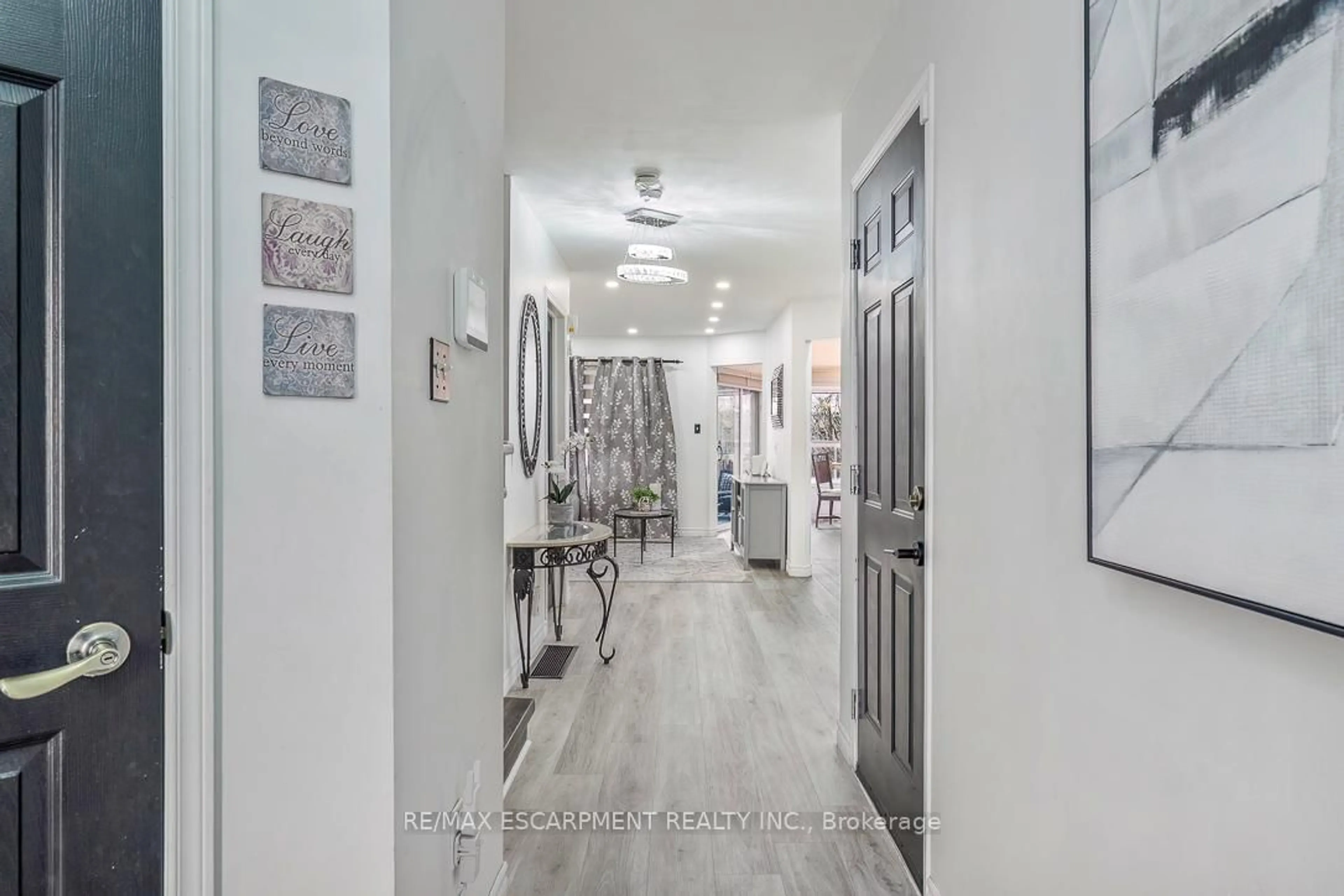 Indoor entryway for 45 Hawkins Dr, Cambridge Ontario N1T 1Z7