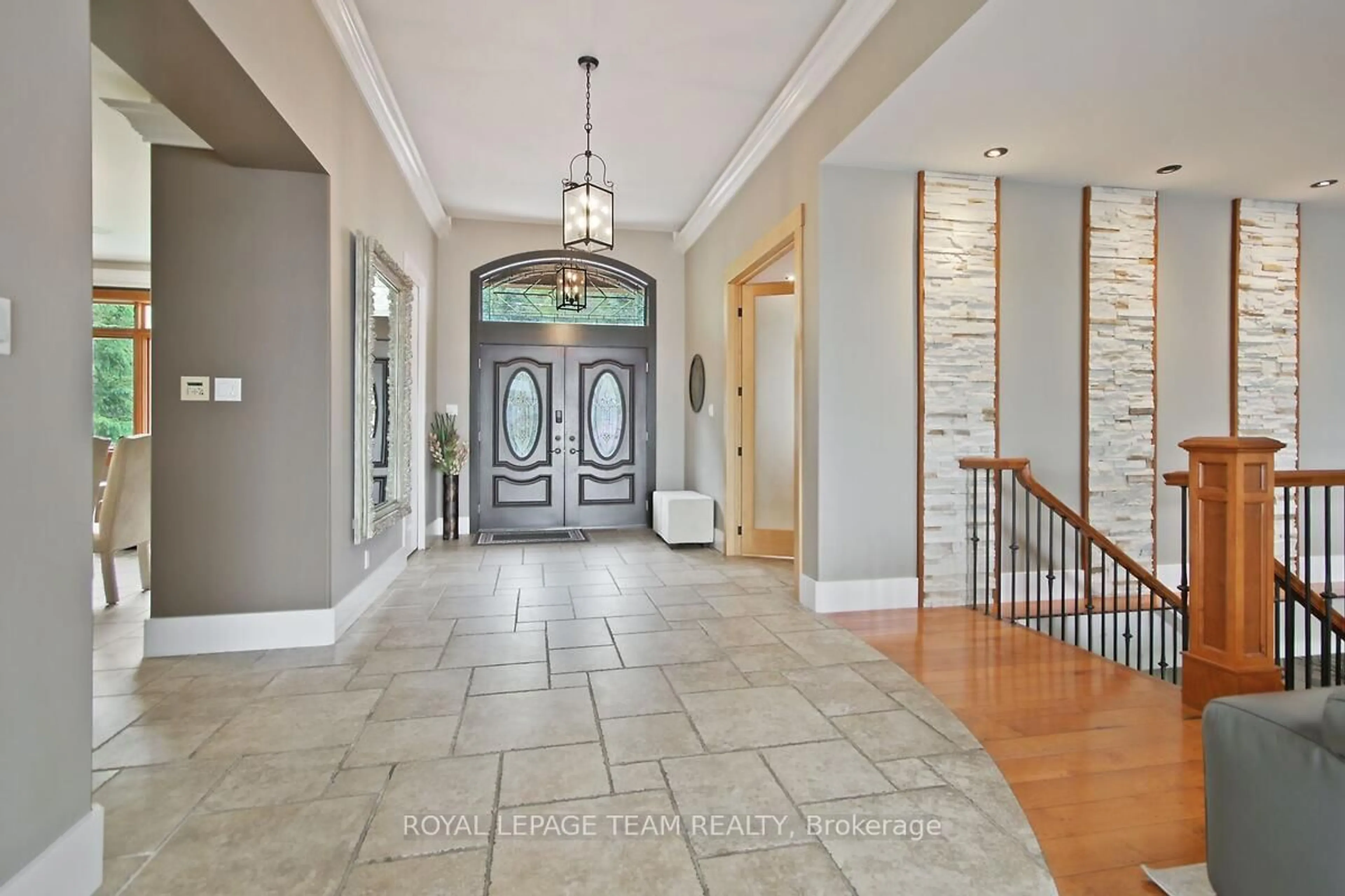 Indoor entryway for 3886 Armitage Ave, Ottawa Ontario K0A 1T0