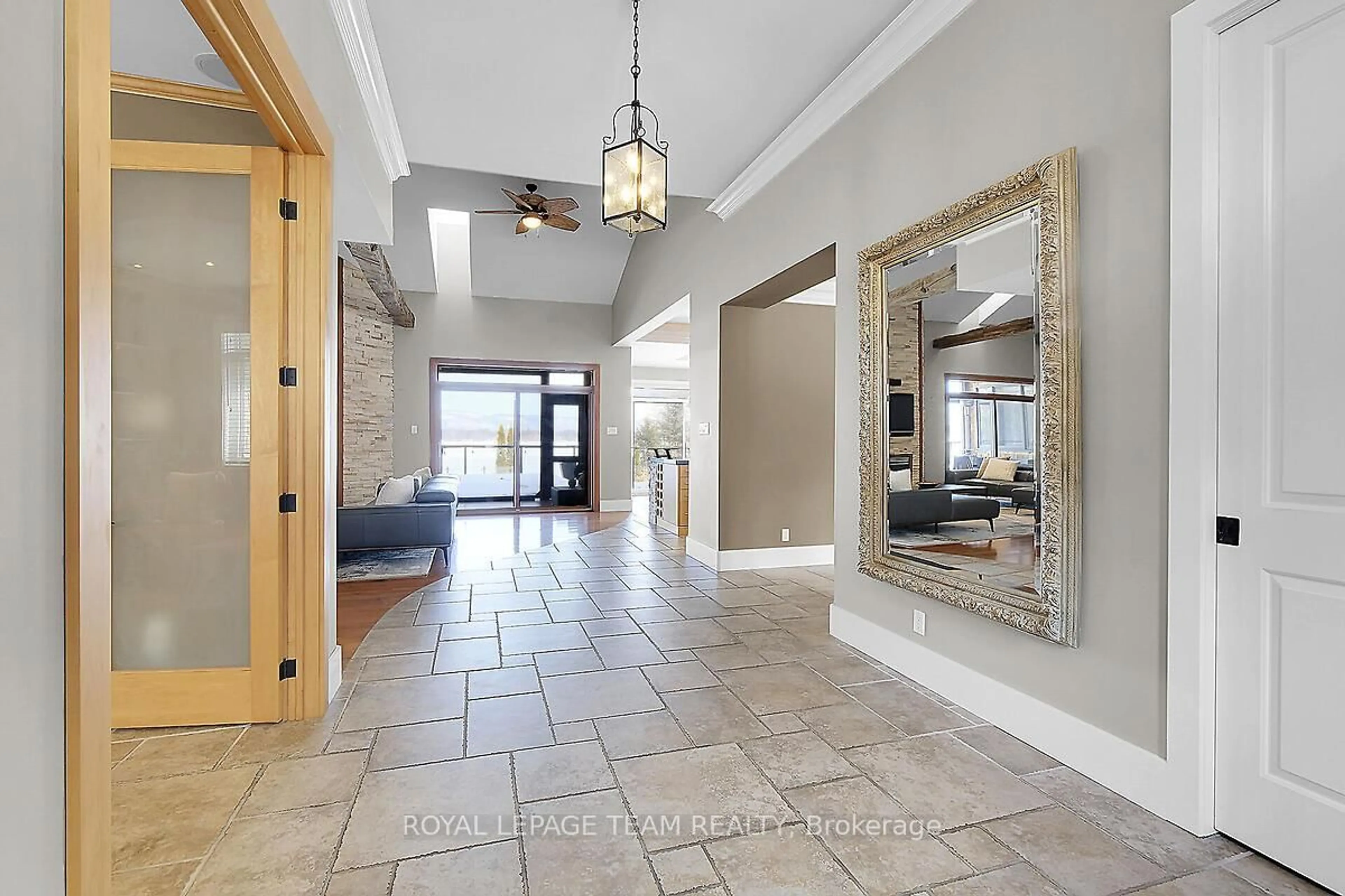 Indoor foyer for 3886 Armitage Ave, Ottawa Ontario K0A 1T0