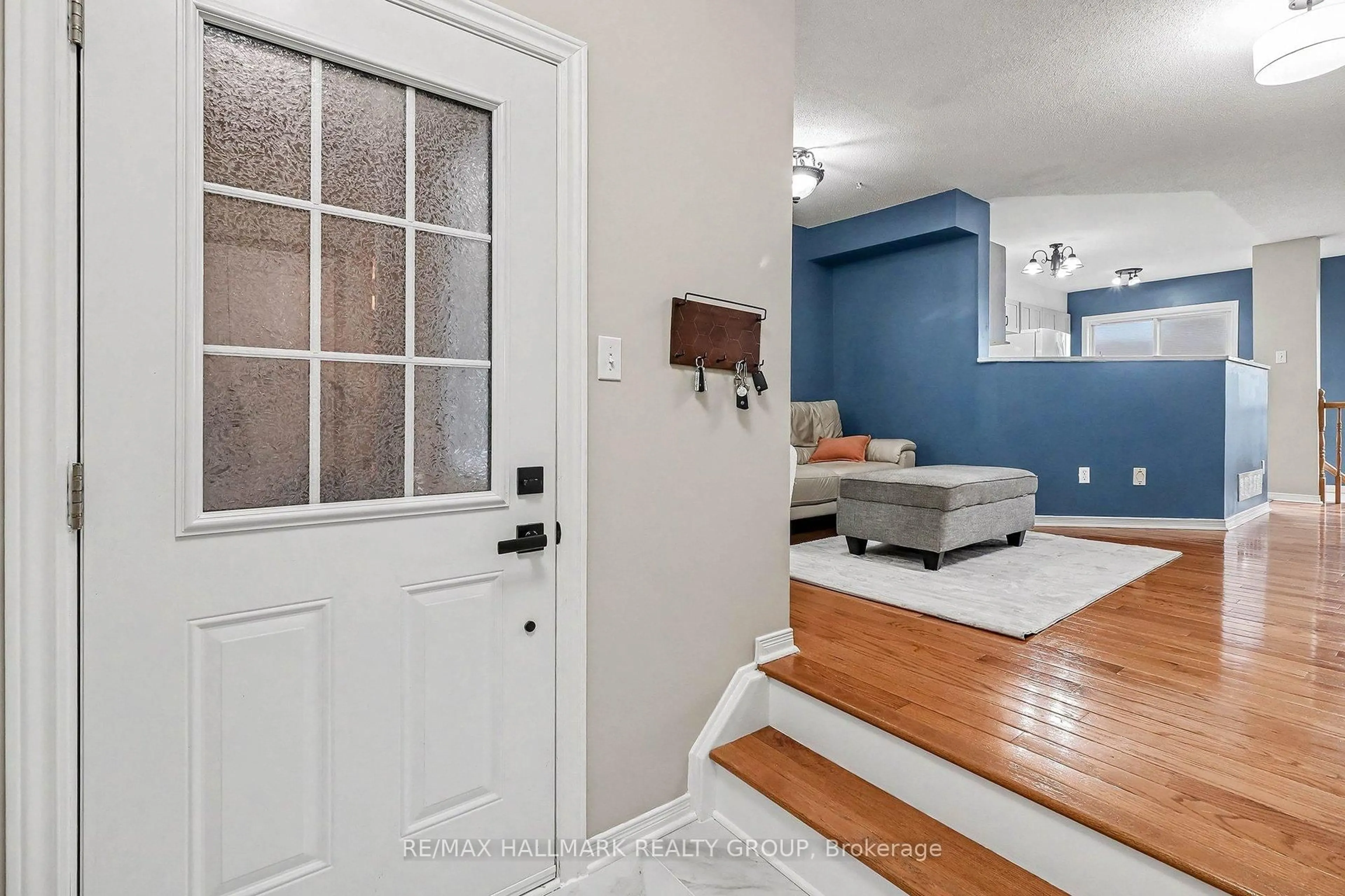 Indoor entryway for 111 Ludlowe St, Ottawa Ontario K4A 5C2