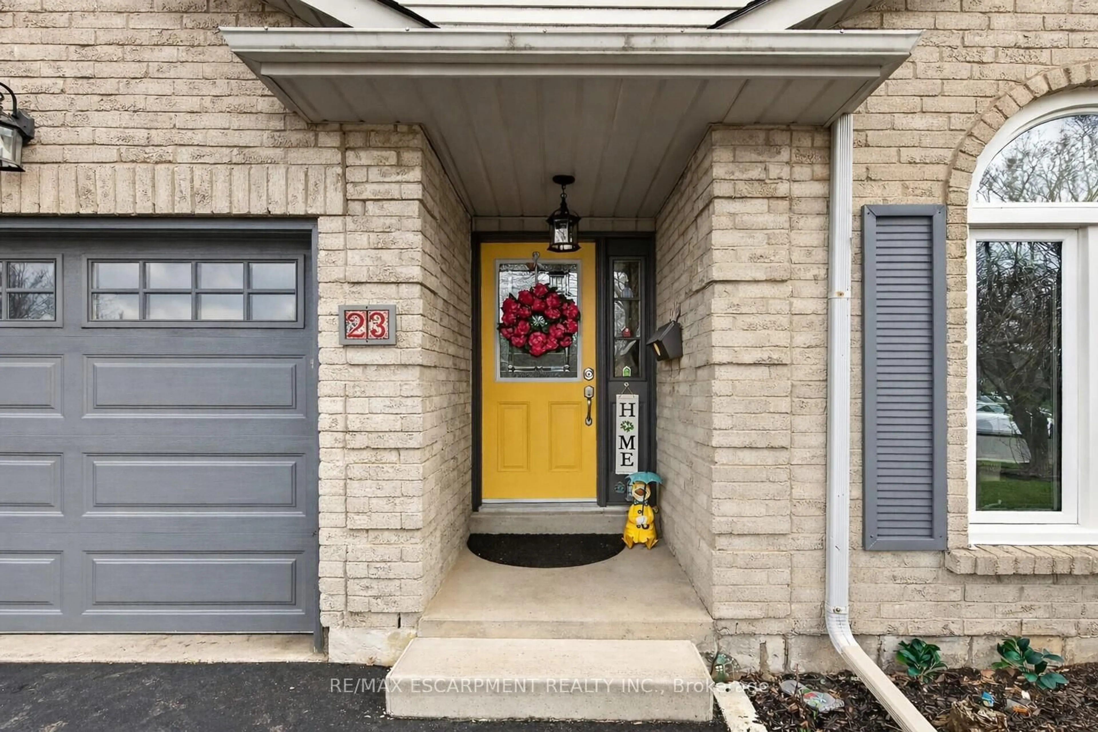 Indoor entryway for 23 Juliebeth Dr, Hamilton Ontario L9B 2N6