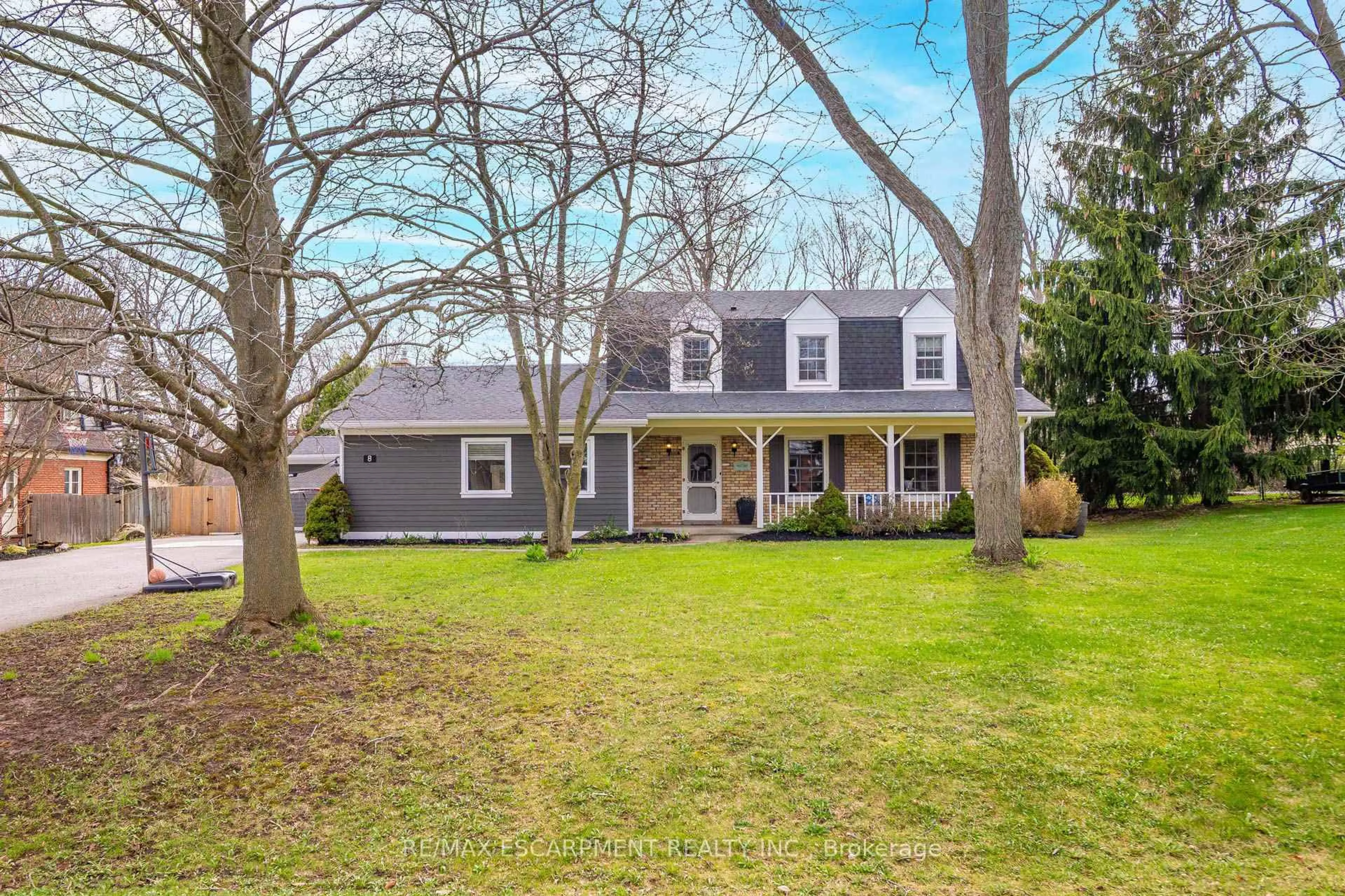 Home with vinyl exterior material, street for 8 Wildan Dr, Hamilton Ontario L8N 2Z7