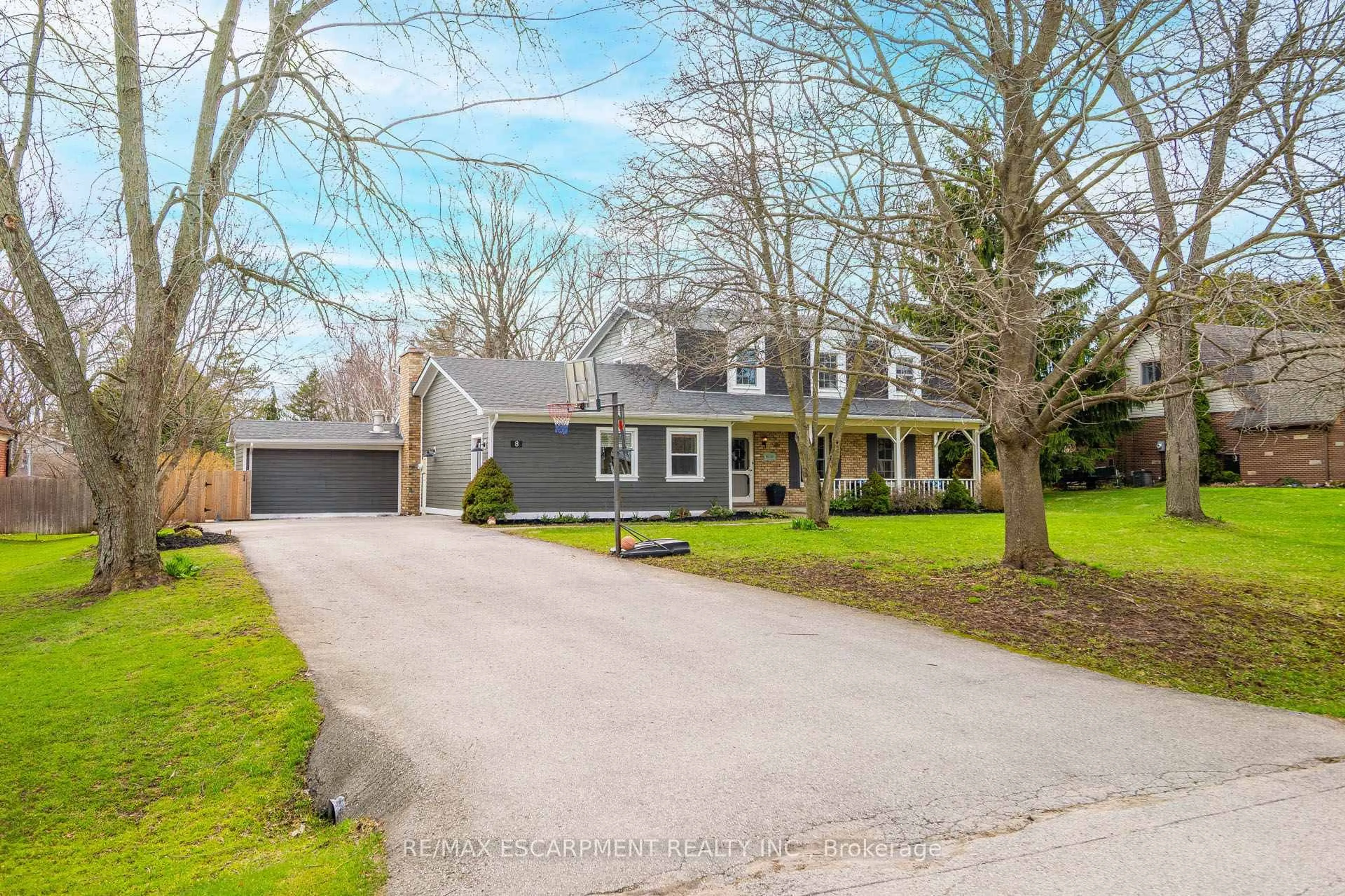 A pic from outside/outdoor area/front of a property/back of a property/a pic from drone, street for 8 Wildan Dr, Hamilton Ontario L8N 2Z7