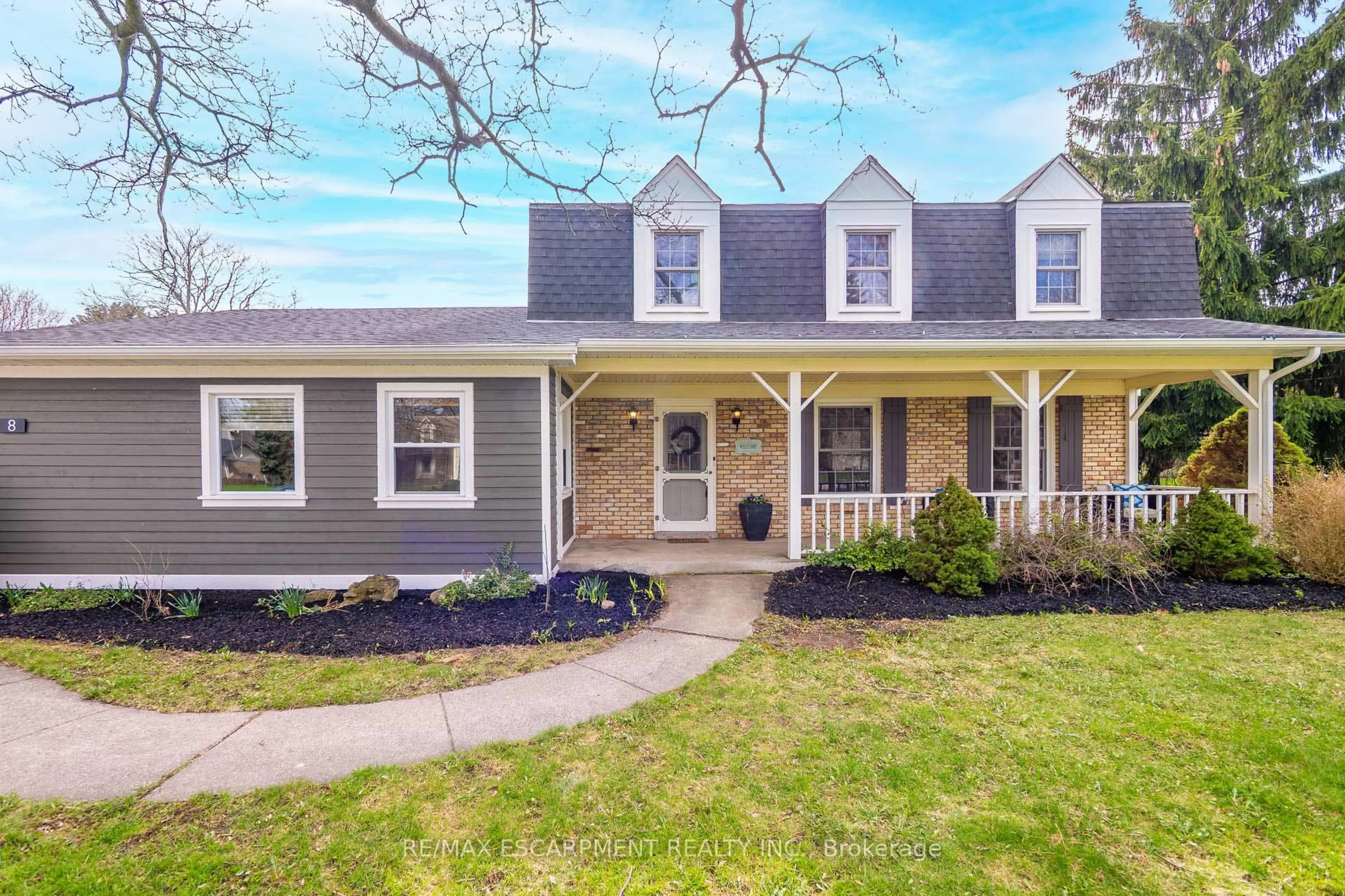 Home with vinyl exterior material, street for 8 Wildan Dr, Hamilton Ontario L8N 2Z7